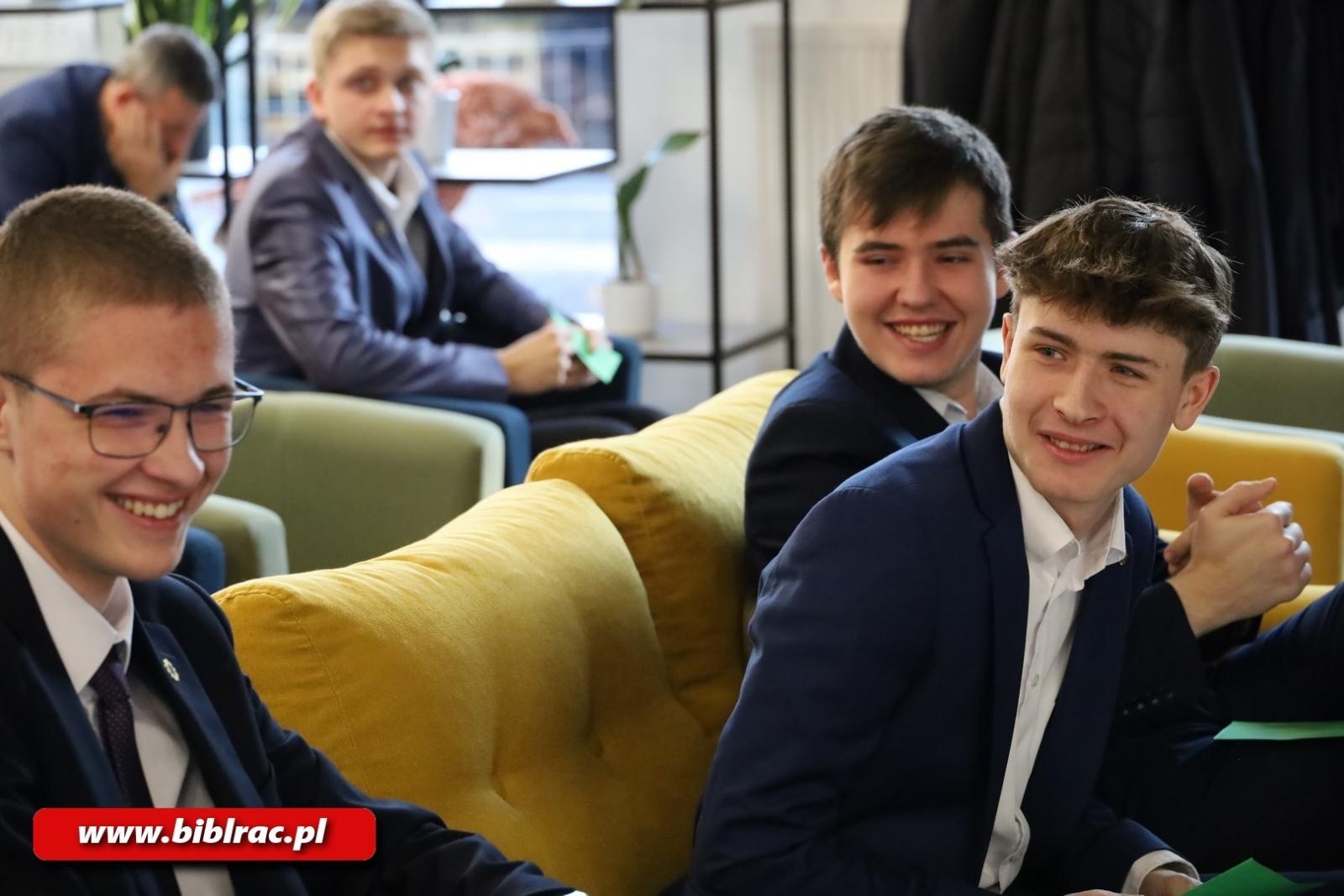 Zdjęcie w galerii na portalu naszraciborz.pl: II Debata Młodych na Stacji Młodych wiadomości z regionu