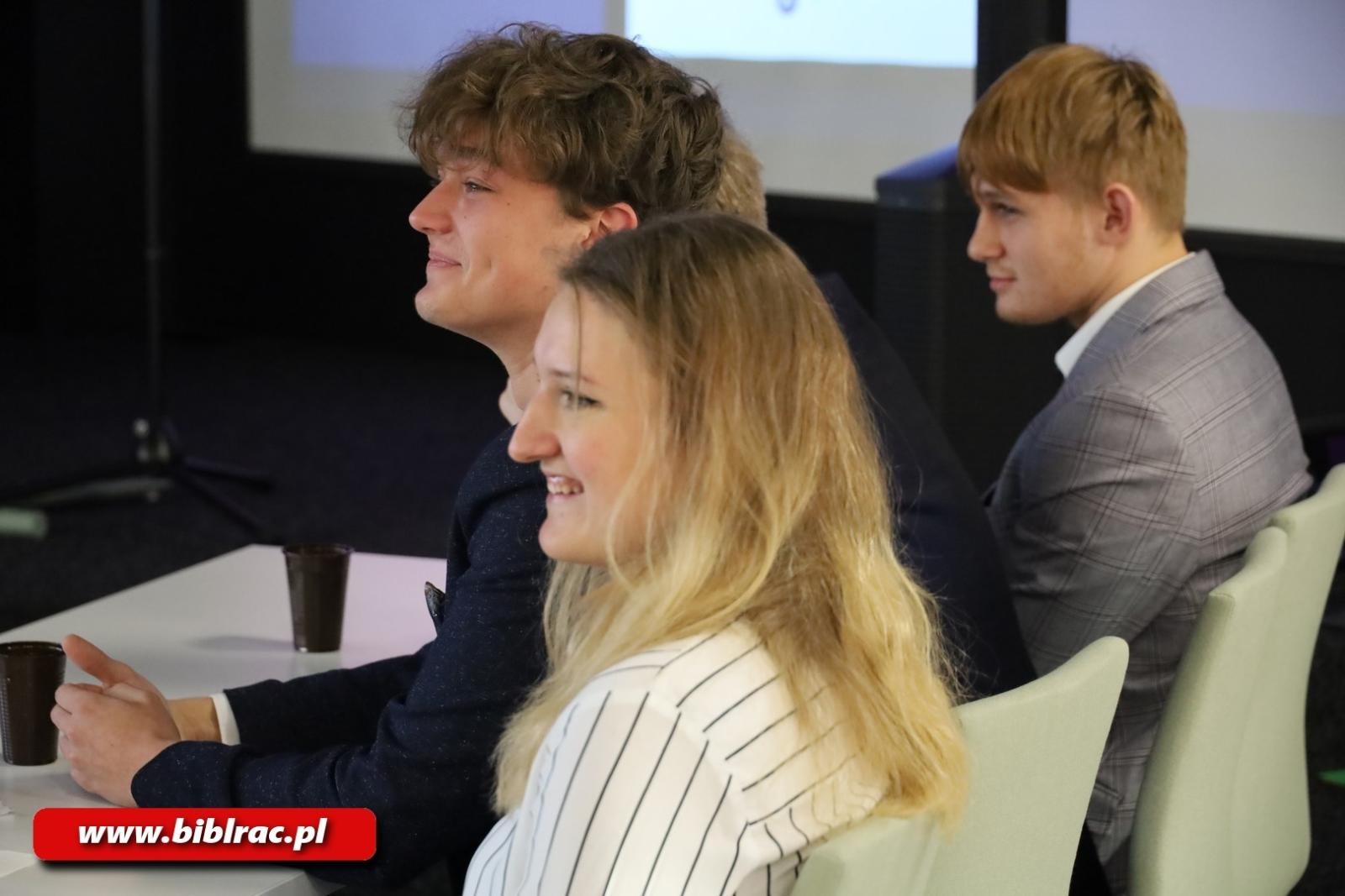 Zdjęcie w galerii na portalu naszraciborz.pl: II Debata Młodych na Stacji Młodych wiadomości z regionu