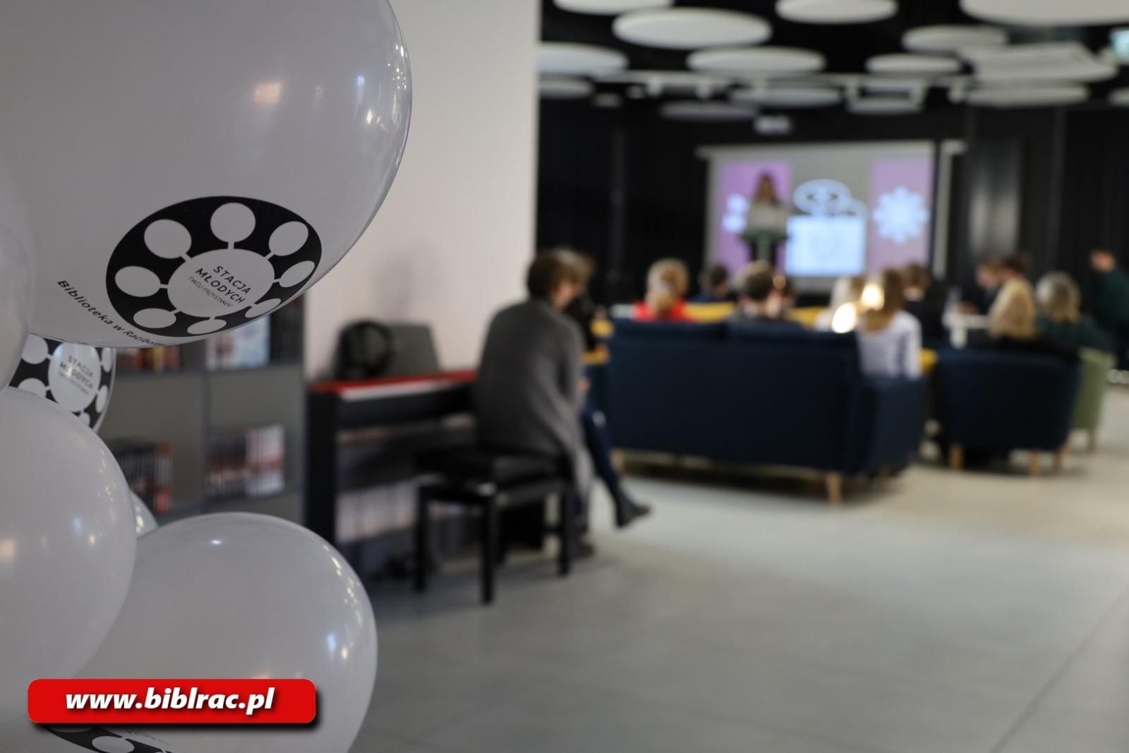 Zdjęcie w galerii na portalu naszraciborz.pl: II Debata Młodych na Stacji Młodych wiadomości z regionu