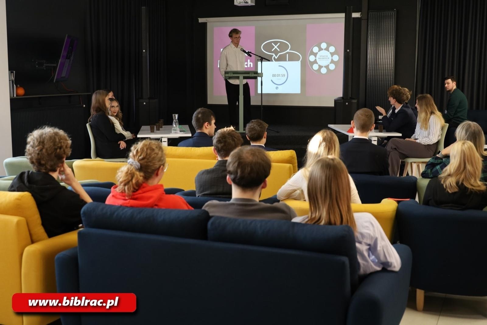 Zdjęcie w galerii na portalu naszraciborz.pl: II Debata Młodych na Stacji Młodych wiadomości z regionu