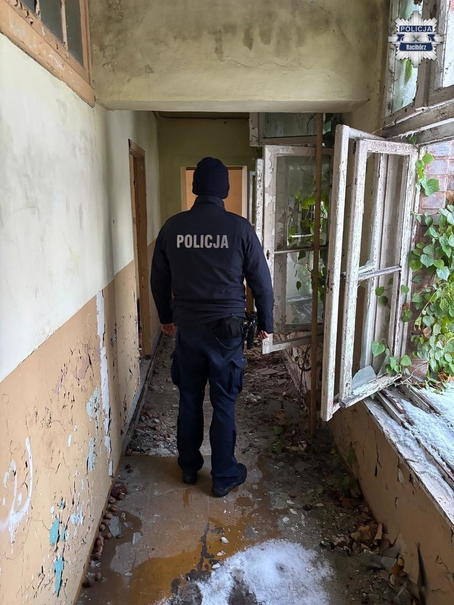 Zdjęcie w galerii na portalu naszraciborz.pl: Dzielnicowi i pracownicy socjalni kontrolowali pustostany na terenie gminy Krzyżanowice wiadomości z regionu