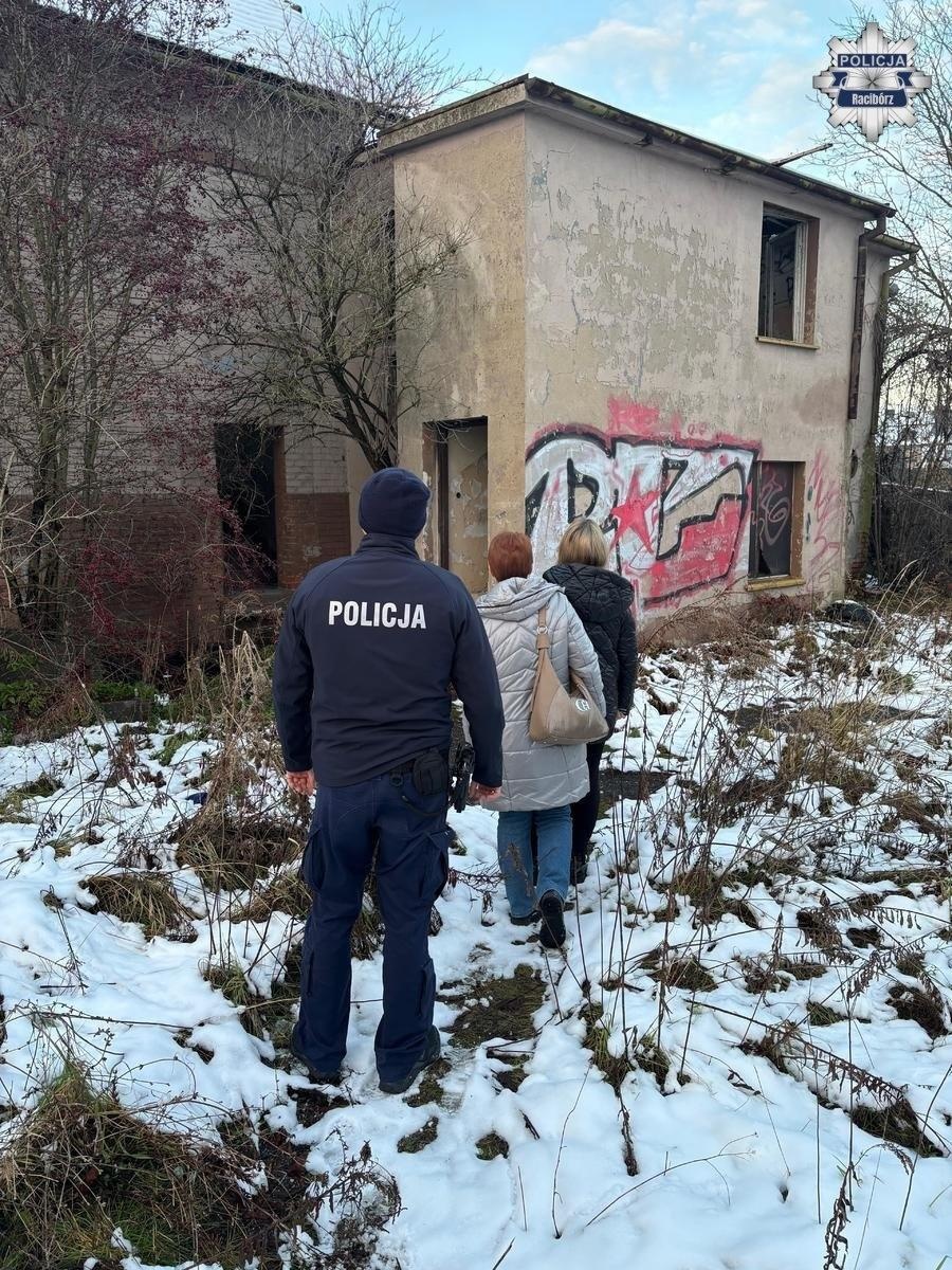 Zdjęcie w galerii na portalu naszraciborz.pl: Dzielnicowi i pracownicy socjalni kontrolowali pustostany na terenie gminy Krzyżanowice wiadomości z regionu