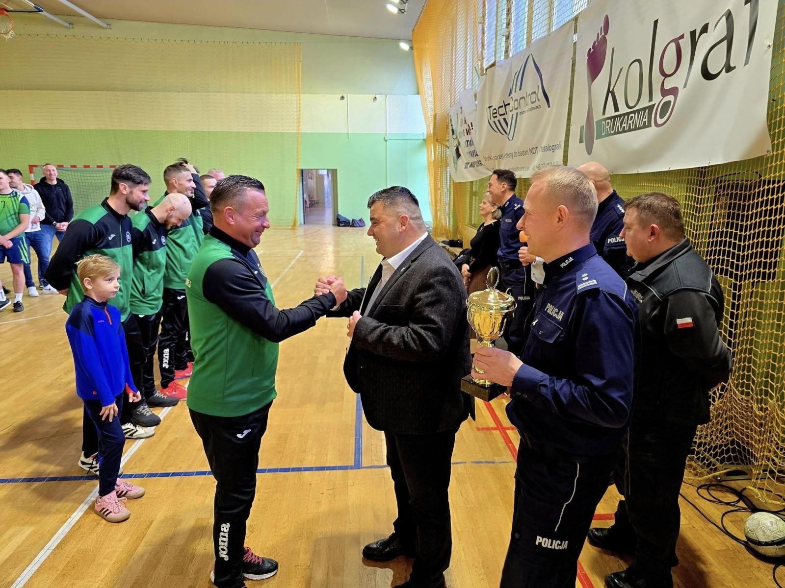 Zdjęcie w galerii na portalu naszraciborz.pl: Turniej futsalu służb mundurowych w Kuźni Raciborskiej. Śląscy terytorialsi najlepsi wiadomości z regionu