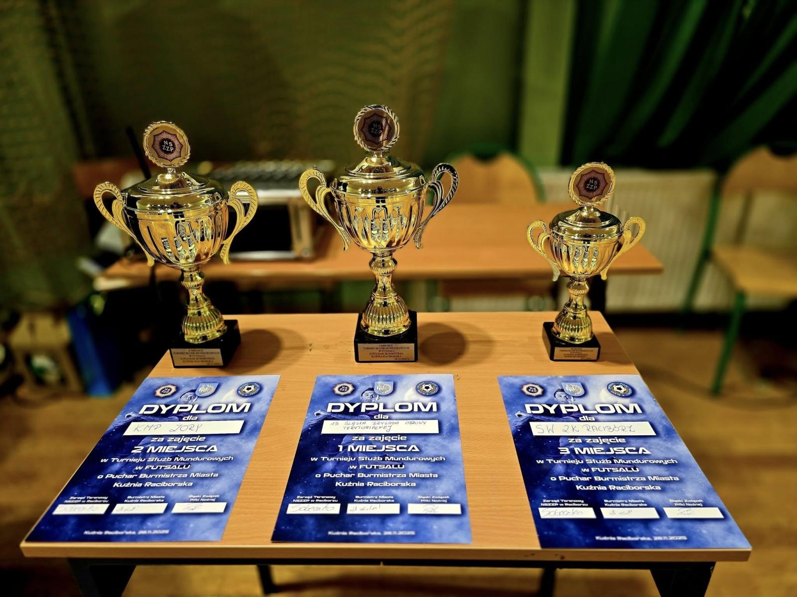 Zdjęcie w galerii na portalu naszraciborz.pl: Turniej futsalu służb mundurowych w Kuźni Raciborskiej. Śląscy terytorialsi najlepsi wiadomości z regionu