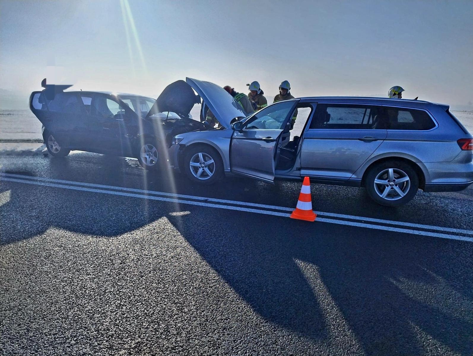 Zdjęcie w galerii na portalu naszraciborz.pl: Groźne zdarzenie na DK 45 – oderwane koło spowodowało czołowe zderzenie wiadomości z regionu