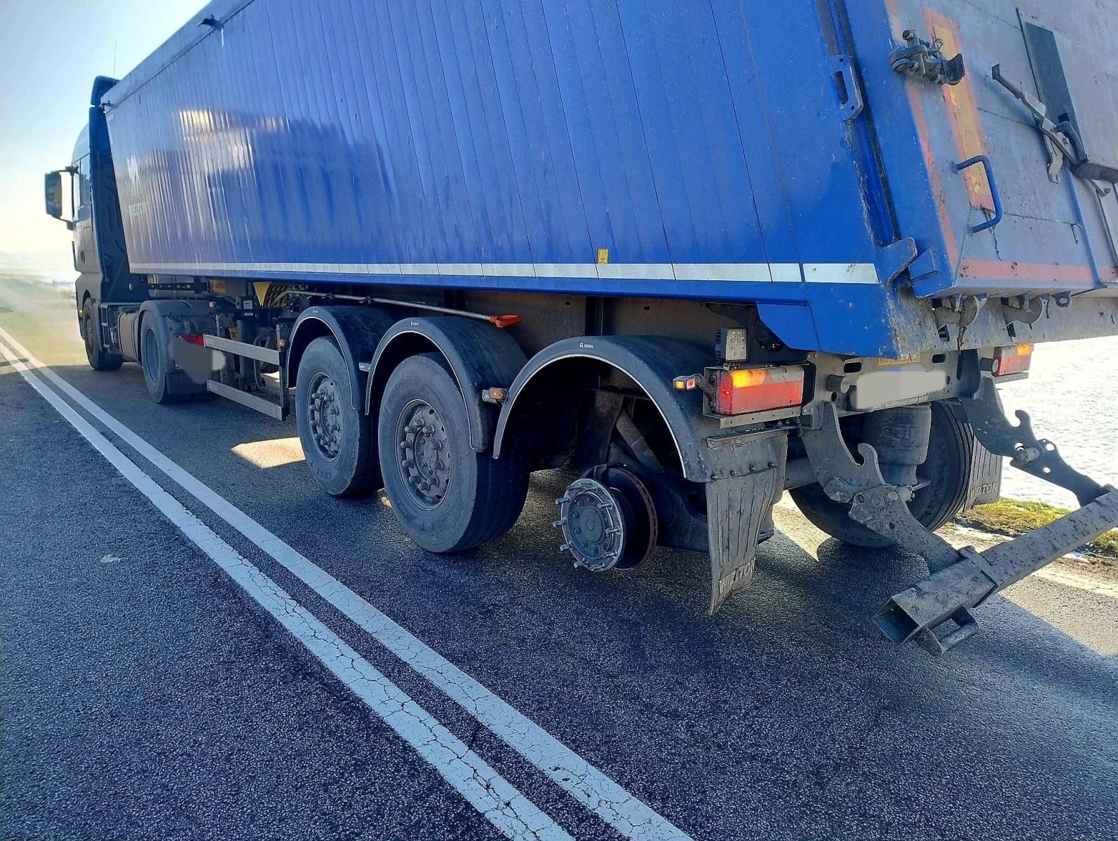 Zdjęcie w galerii na portalu naszraciborz.pl: Groźne zdarzenie na DK 45 – oderwane koło spowodowało czołowe zderzenie wiadomości z regionu