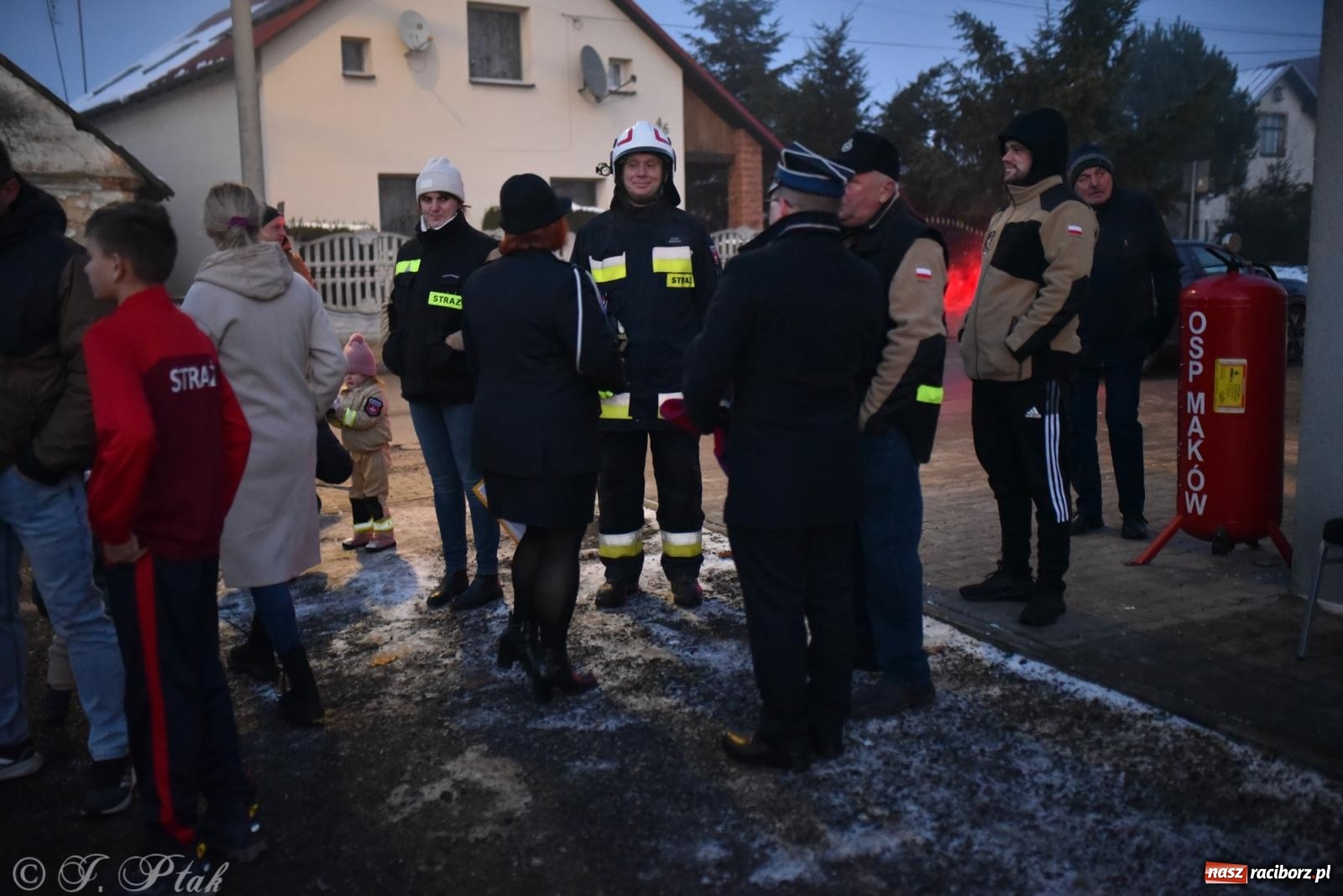 Zdjęcie w galerii na portalu naszraciborz.pl: Powitanie nowego średniego wozu bojowego OSP Maków wiadomości z regionu