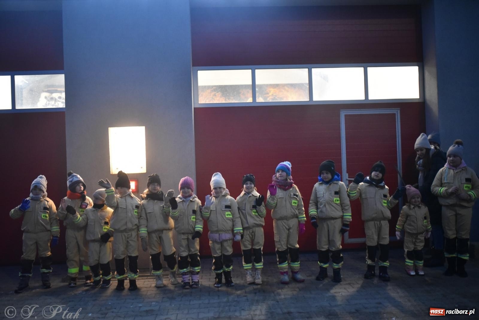 Zdjęcie w galerii na portalu naszraciborz.pl: Powitanie nowego średniego wozu bojowego OSP Maków wiadomości z regionu