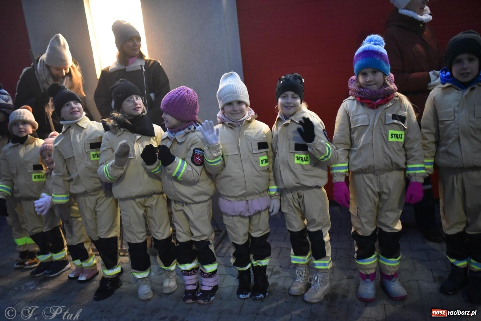 Zdjęcie w galerii na portalu naszraciborz.pl: Powitanie nowego średniego wozu bojowego OSP Maków wiadomości z regionu
