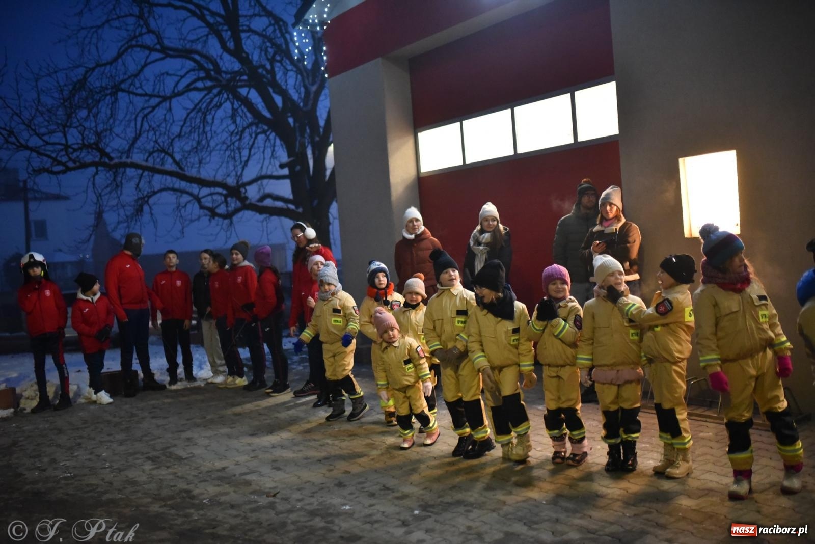 Zdjęcie w galerii na portalu naszraciborz.pl: Powitanie nowego średniego wozu bojowego OSP Maków wiadomości z regionu