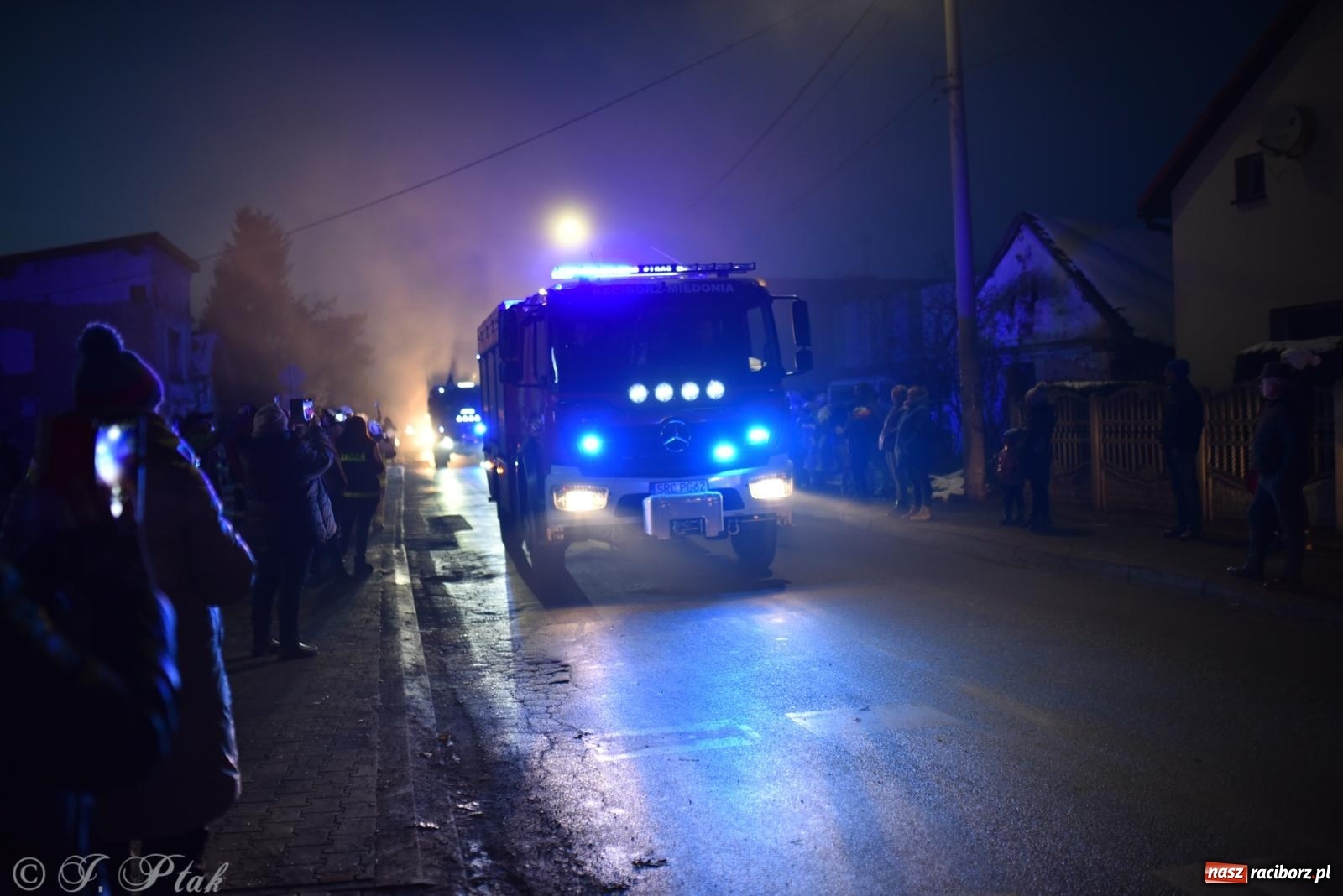 Zdjęcie w galerii na portalu naszraciborz.pl: Powitanie nowego średniego wozu bojowego OSP Maków wiadomości z regionu
