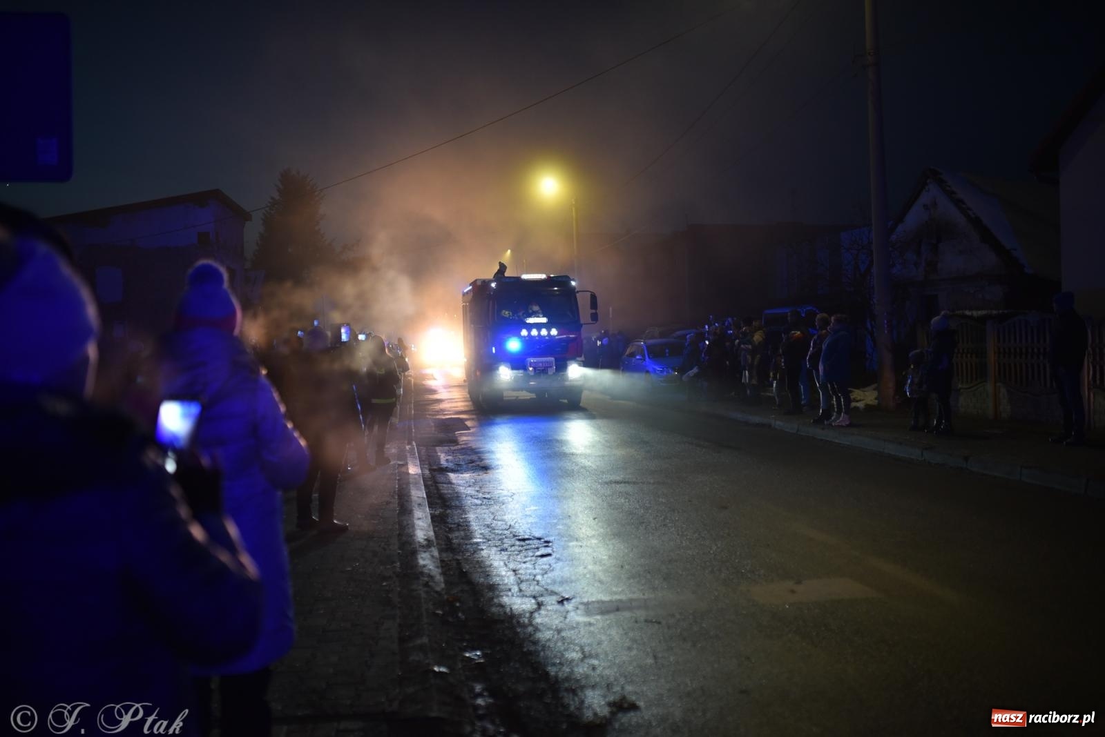 Zdjęcie w galerii na portalu naszraciborz.pl: Powitanie nowego średniego wozu bojowego OSP Maków wiadomości z regionu