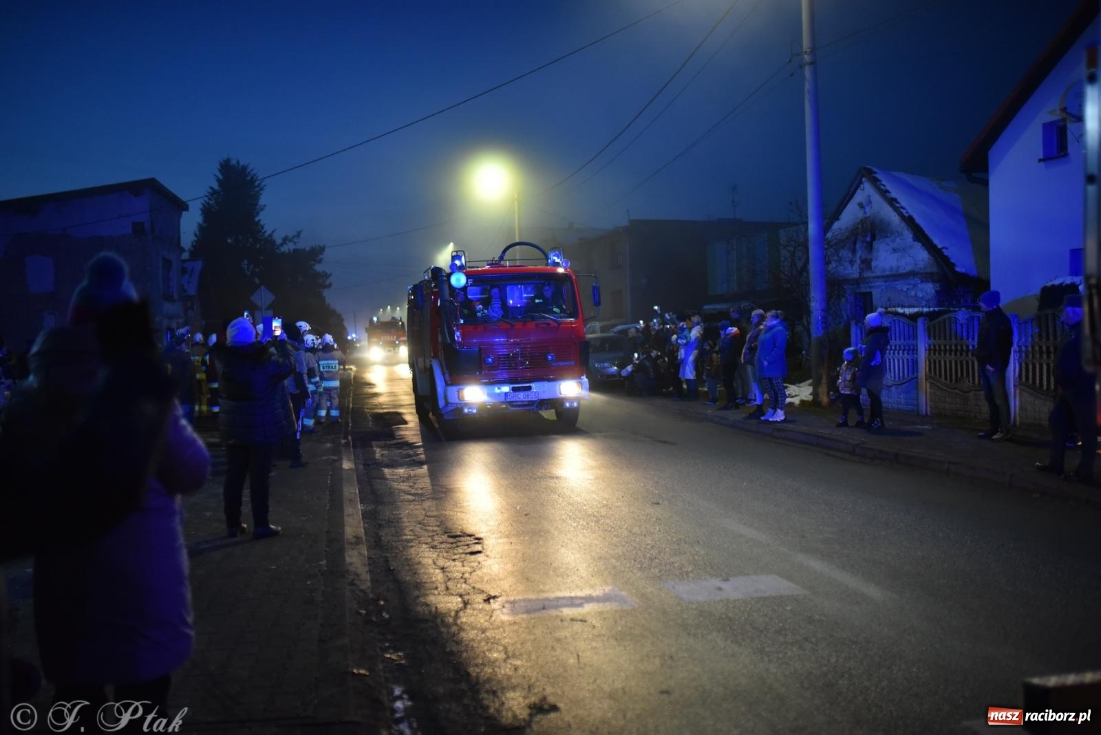 Zdjęcie w galerii na portalu naszraciborz.pl: Powitanie nowego średniego wozu bojowego OSP Maków wiadomości z regionu