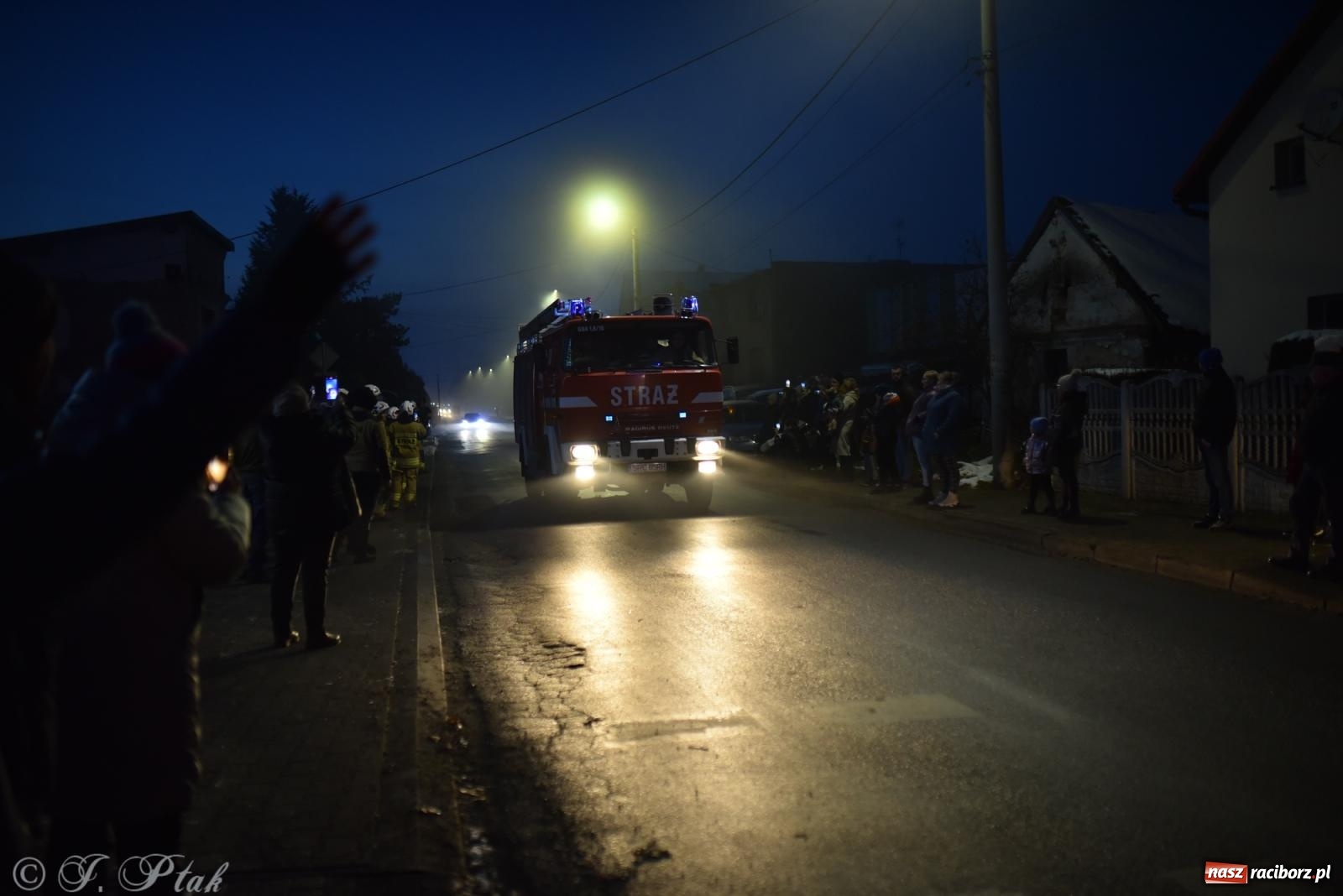 Zdjęcie w galerii na portalu naszraciborz.pl: Powitanie nowego średniego wozu bojowego OSP Maków wiadomości z regionu