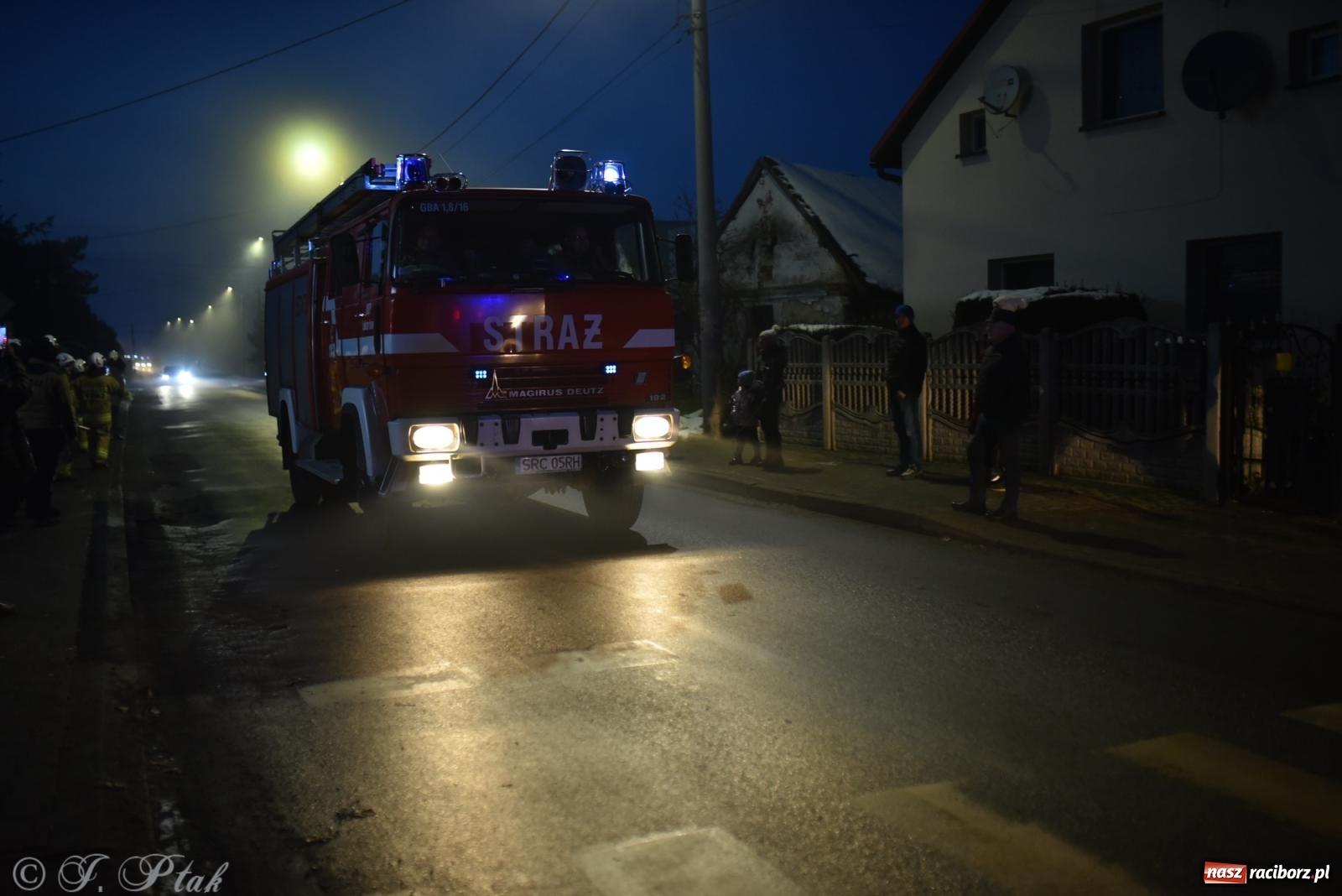 Zdjęcie w galerii na portalu naszraciborz.pl: Powitanie nowego średniego wozu bojowego OSP Maków wiadomości z regionu