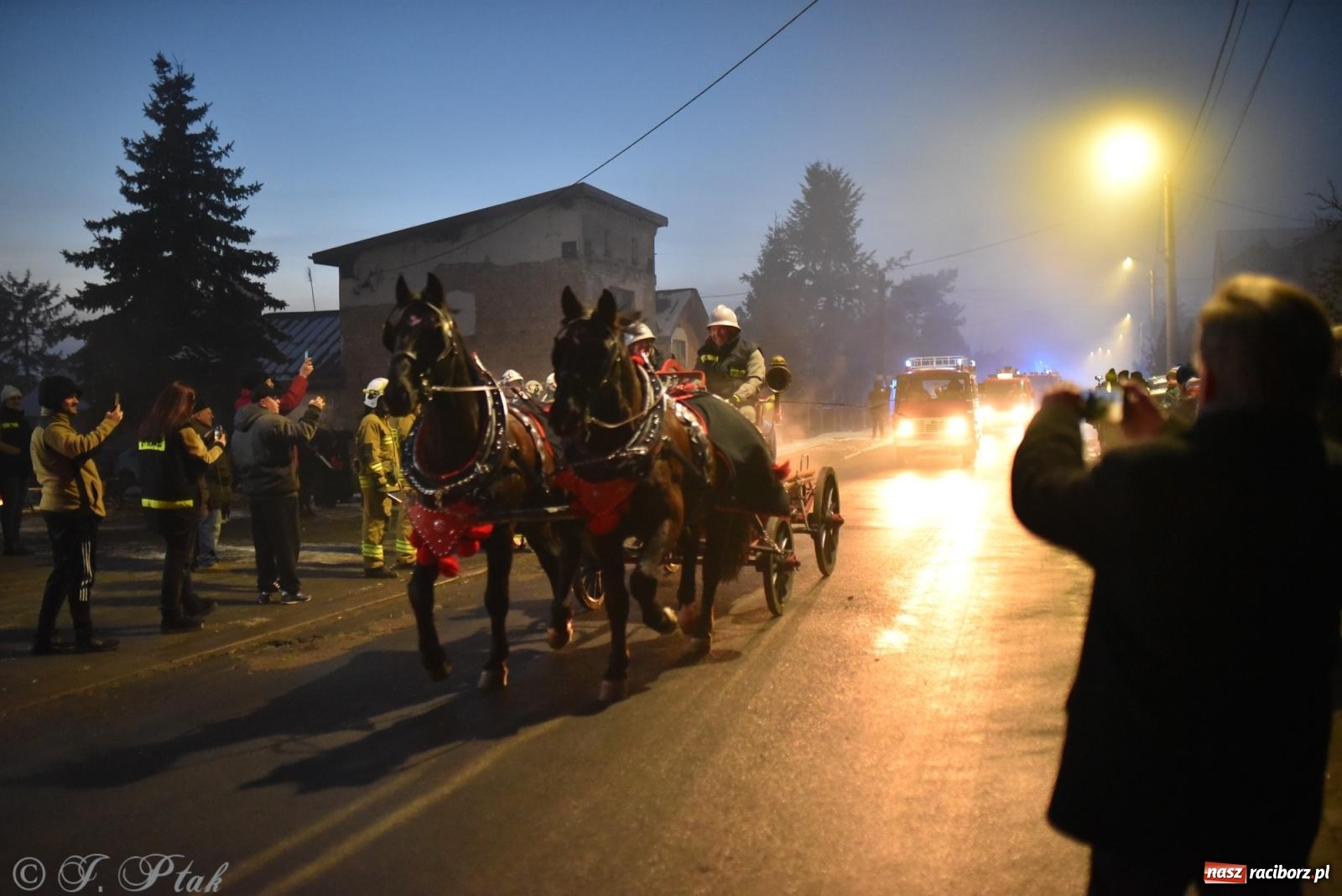 Zdjęcie w galerii na portalu naszraciborz.pl: Powitanie nowego średniego wozu bojowego OSP Maków wiadomości z regionu