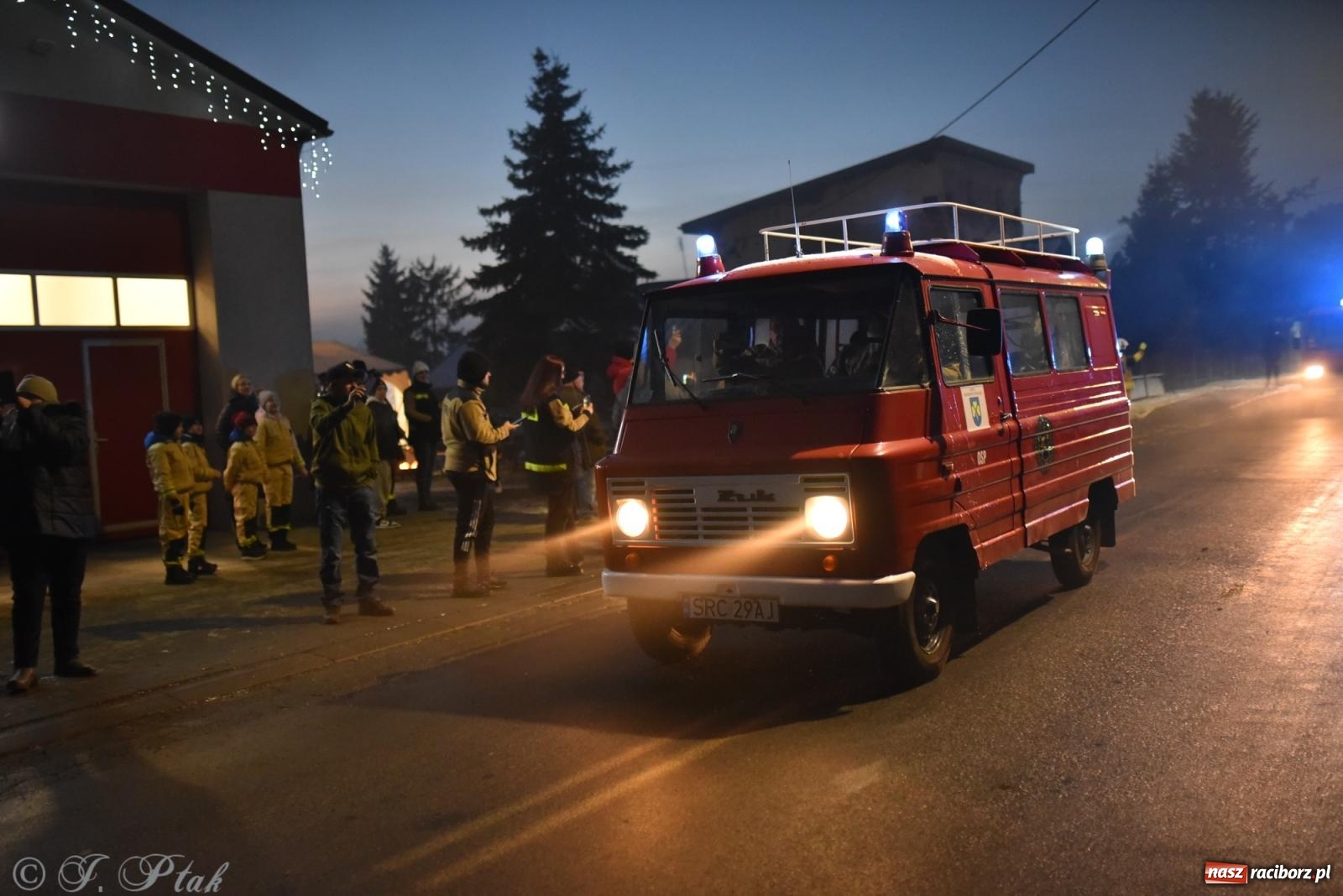 Zdjęcie w galerii na portalu naszraciborz.pl: Powitanie nowego średniego wozu bojowego OSP Maków wiadomości z regionu