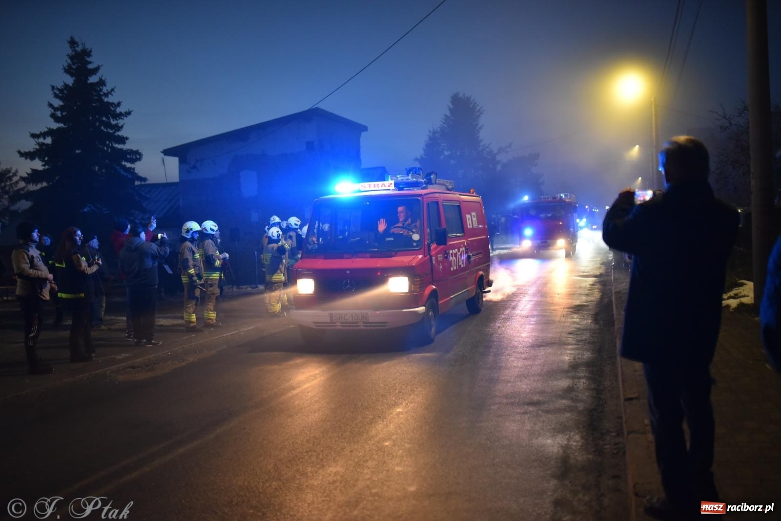 Zdjęcie w galerii na portalu naszraciborz.pl: Powitanie nowego średniego wozu bojowego OSP Maków wiadomości z regionu