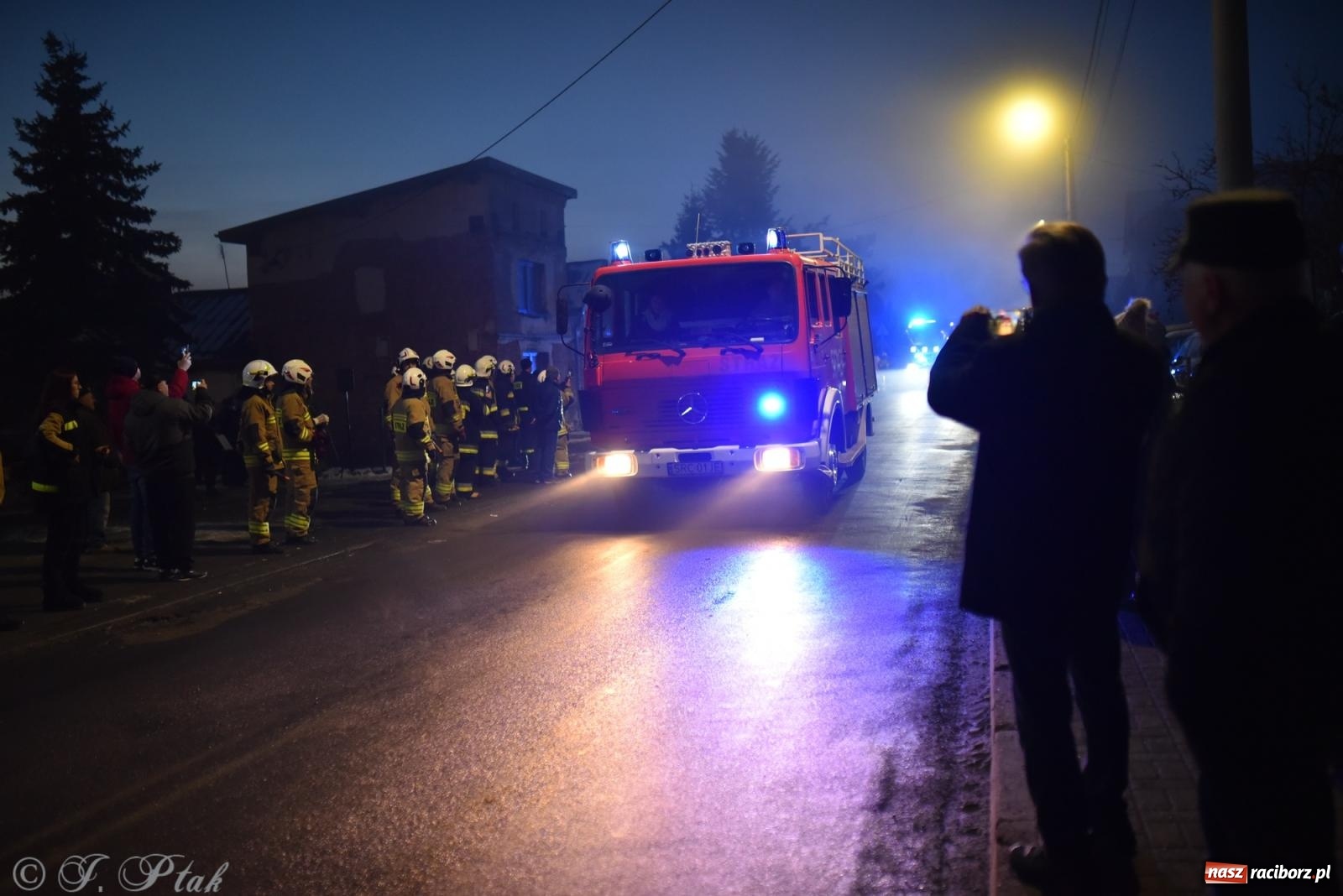 Zdjęcie w galerii na portalu naszraciborz.pl: Powitanie nowego średniego wozu bojowego OSP Maków wiadomości z regionu