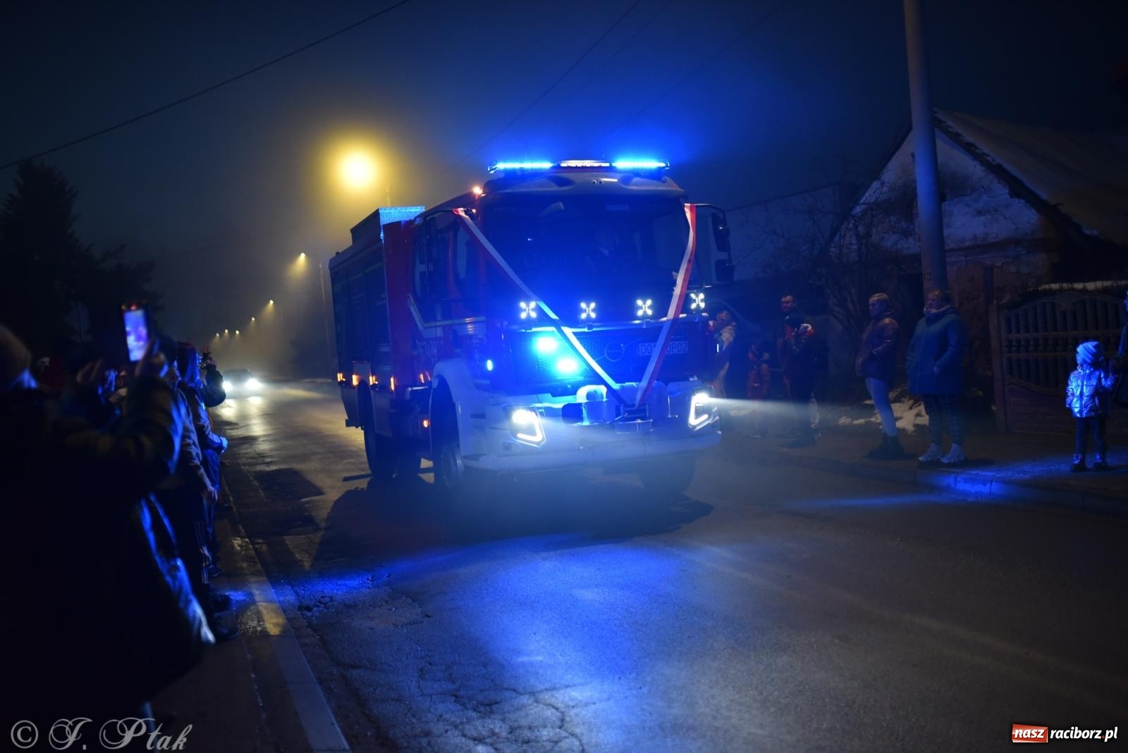 Zdjęcie w galerii na portalu naszraciborz.pl: Powitanie nowego średniego wozu bojowego OSP Maków wiadomości z regionu