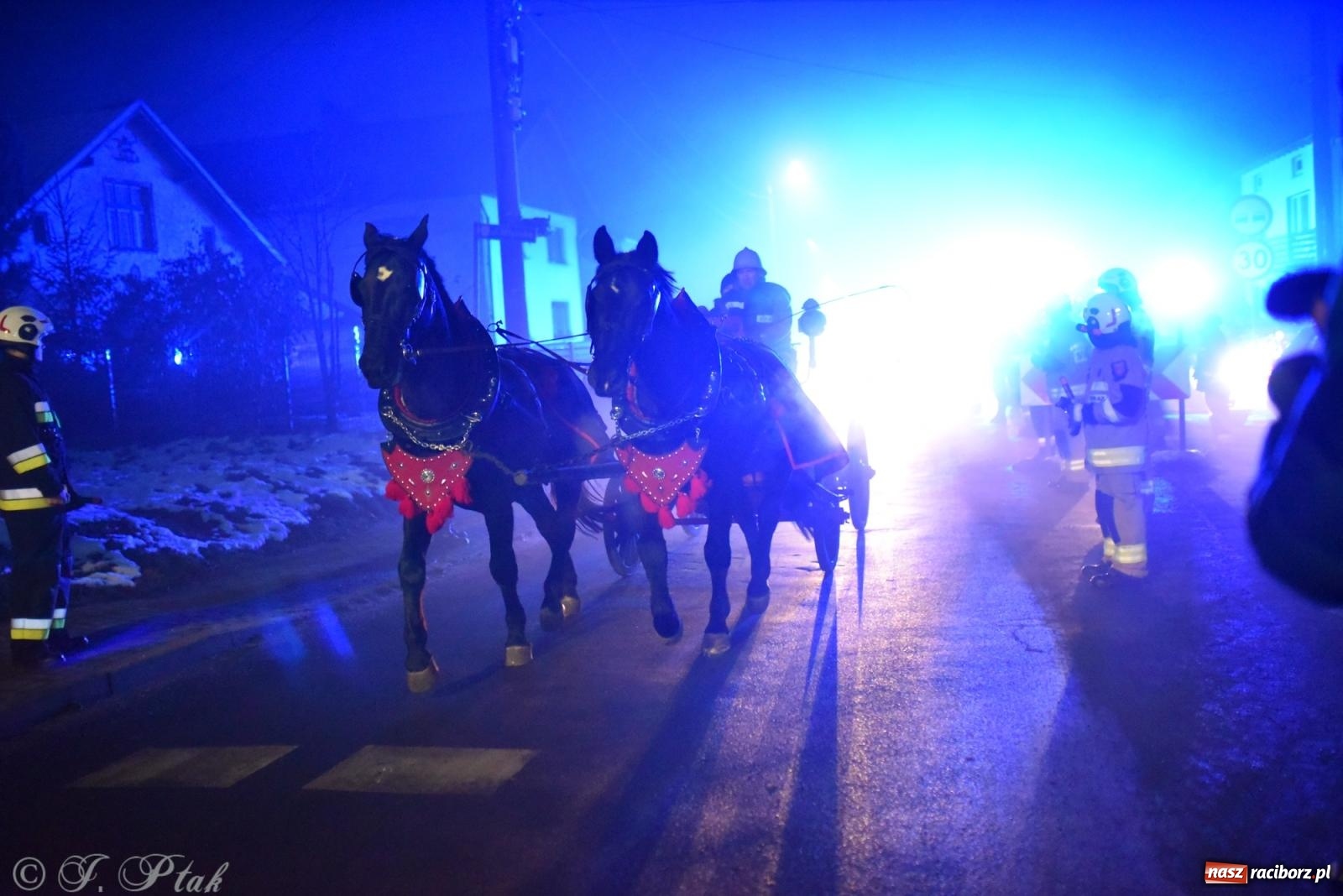 Zdjęcie w galerii na portalu naszraciborz.pl: Powitanie nowego średniego wozu bojowego OSP Maków wiadomości z regionu