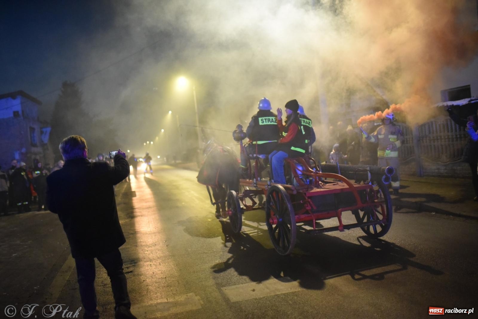 Zdjęcie w galerii na portalu naszraciborz.pl: Powitanie nowego średniego wozu bojowego OSP Maków wiadomości z regionu