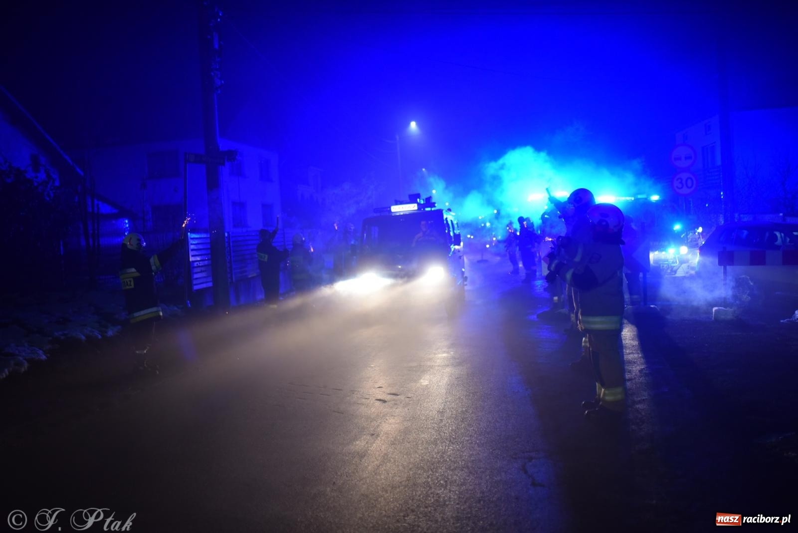 Zdjęcie w galerii na portalu naszraciborz.pl: Powitanie nowego średniego wozu bojowego OSP Maków wiadomości z regionu