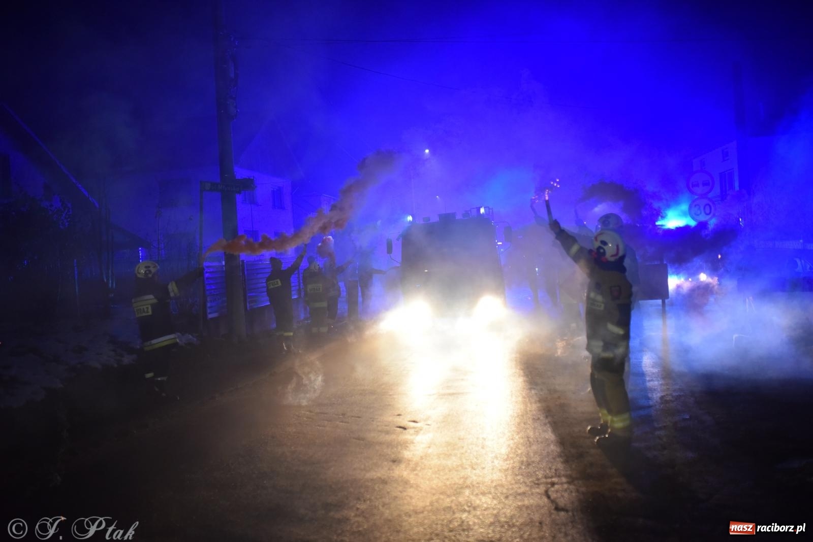 Zdjęcie w galerii na portalu naszraciborz.pl: Powitanie nowego średniego wozu bojowego OSP Maków wiadomości z regionu