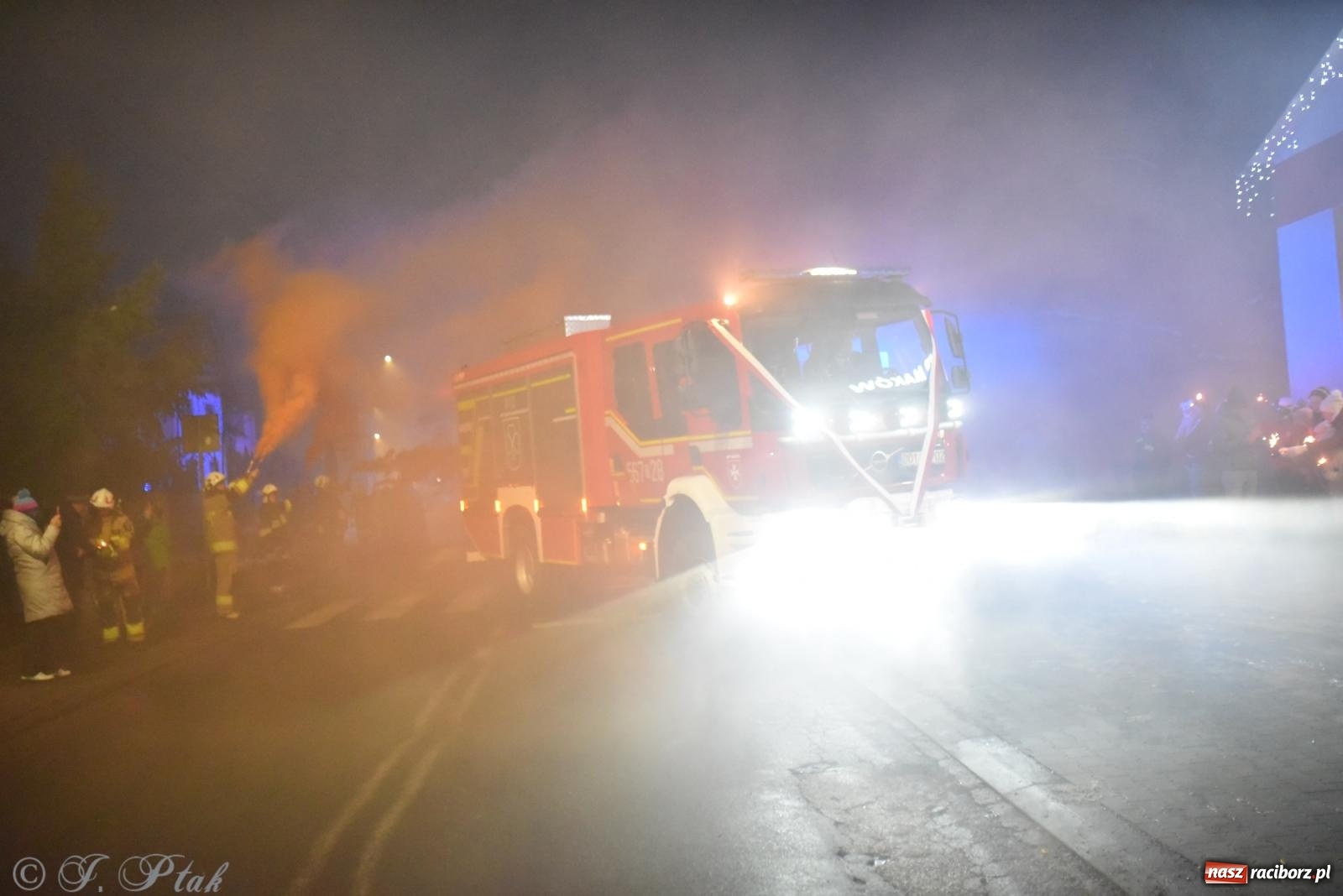 Zdjęcie w galerii na portalu naszraciborz.pl: Powitanie nowego średniego wozu bojowego OSP Maków wiadomości z regionu