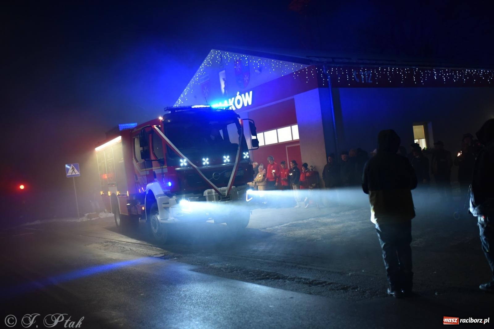 Zdjęcie w galerii na portalu naszraciborz.pl: Powitanie nowego średniego wozu bojowego OSP Maków wiadomości z regionu