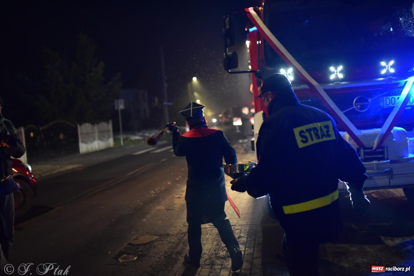 Zdjęcie w galerii na portalu naszraciborz.pl: Powitanie nowego średniego wozu bojowego OSP Maków wiadomości z regionu