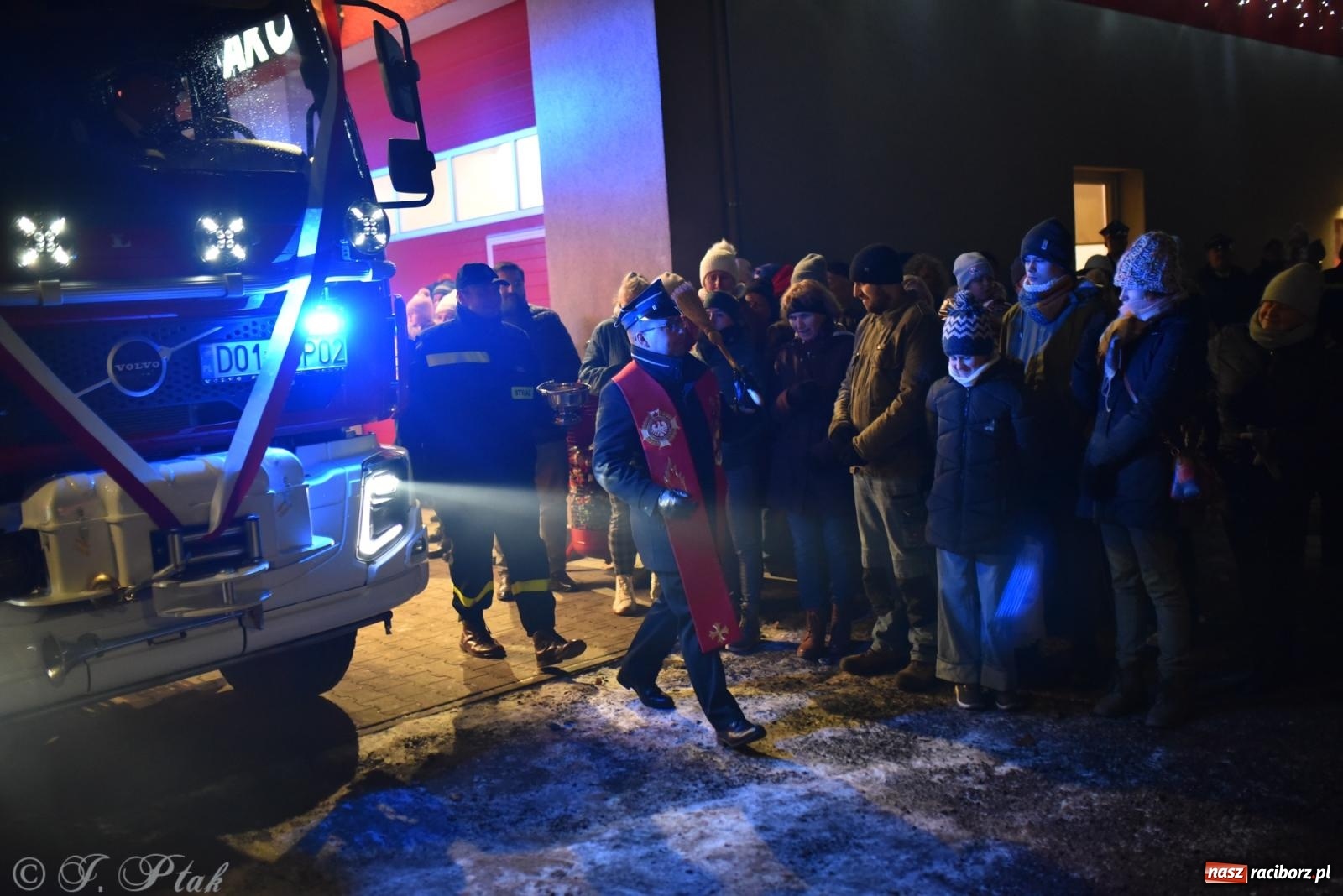 Zdjęcie w galerii na portalu naszraciborz.pl: Powitanie nowego średniego wozu bojowego OSP Maków wiadomości z regionu