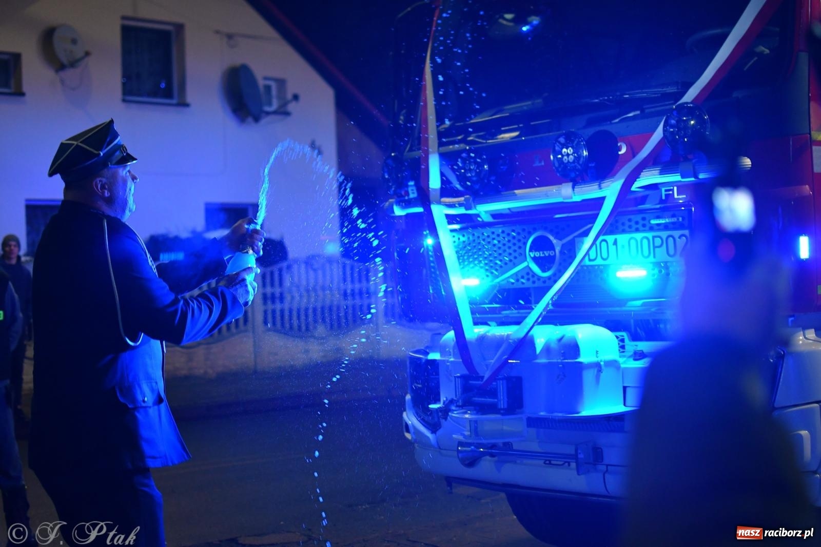 Zdjęcie w galerii na portalu naszraciborz.pl: Powitanie nowego średniego wozu bojowego OSP Maków wiadomości z regionu