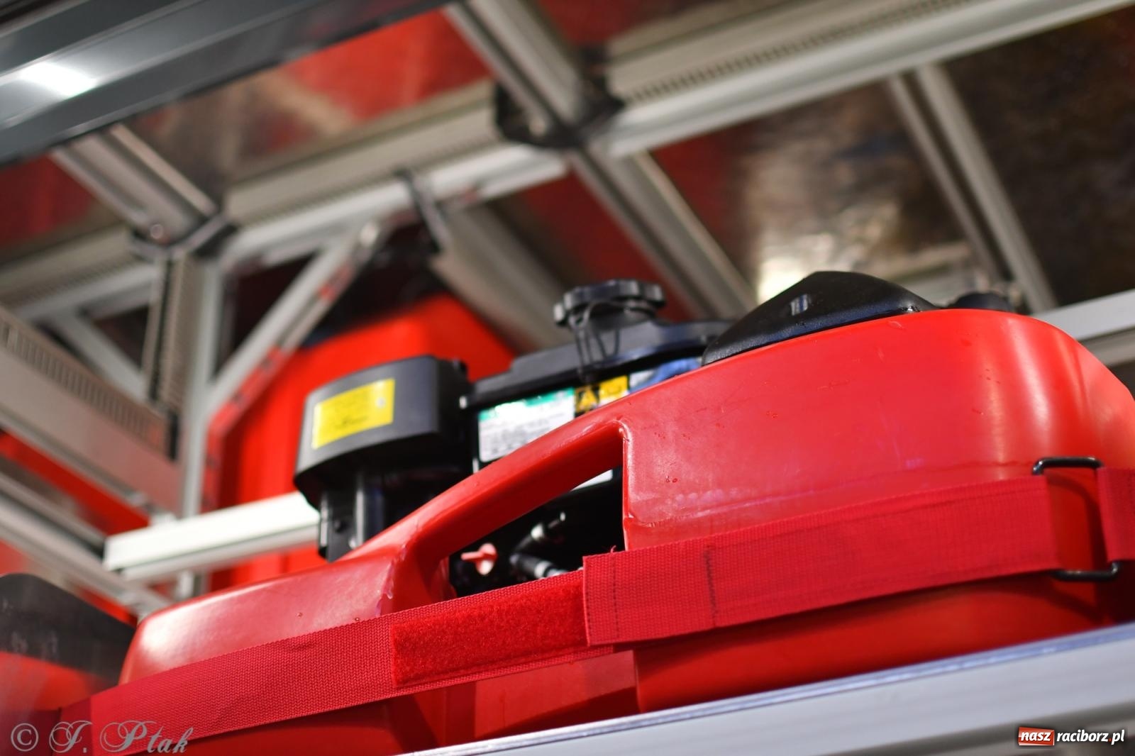 Zdjęcie w galerii na portalu naszraciborz.pl: Powitanie nowego średniego wozu bojowego OSP Maków wiadomości z regionu