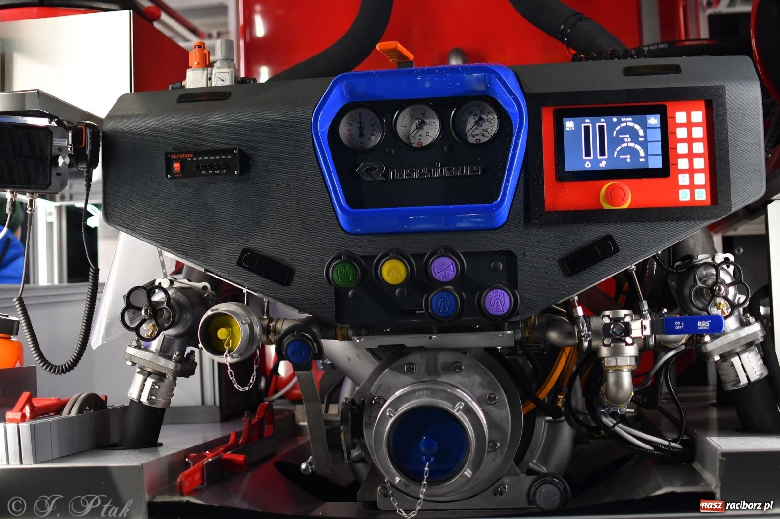 Zdjęcie w galerii na portalu naszraciborz.pl: Powitanie nowego średniego wozu bojowego OSP Maków wiadomości z regionu