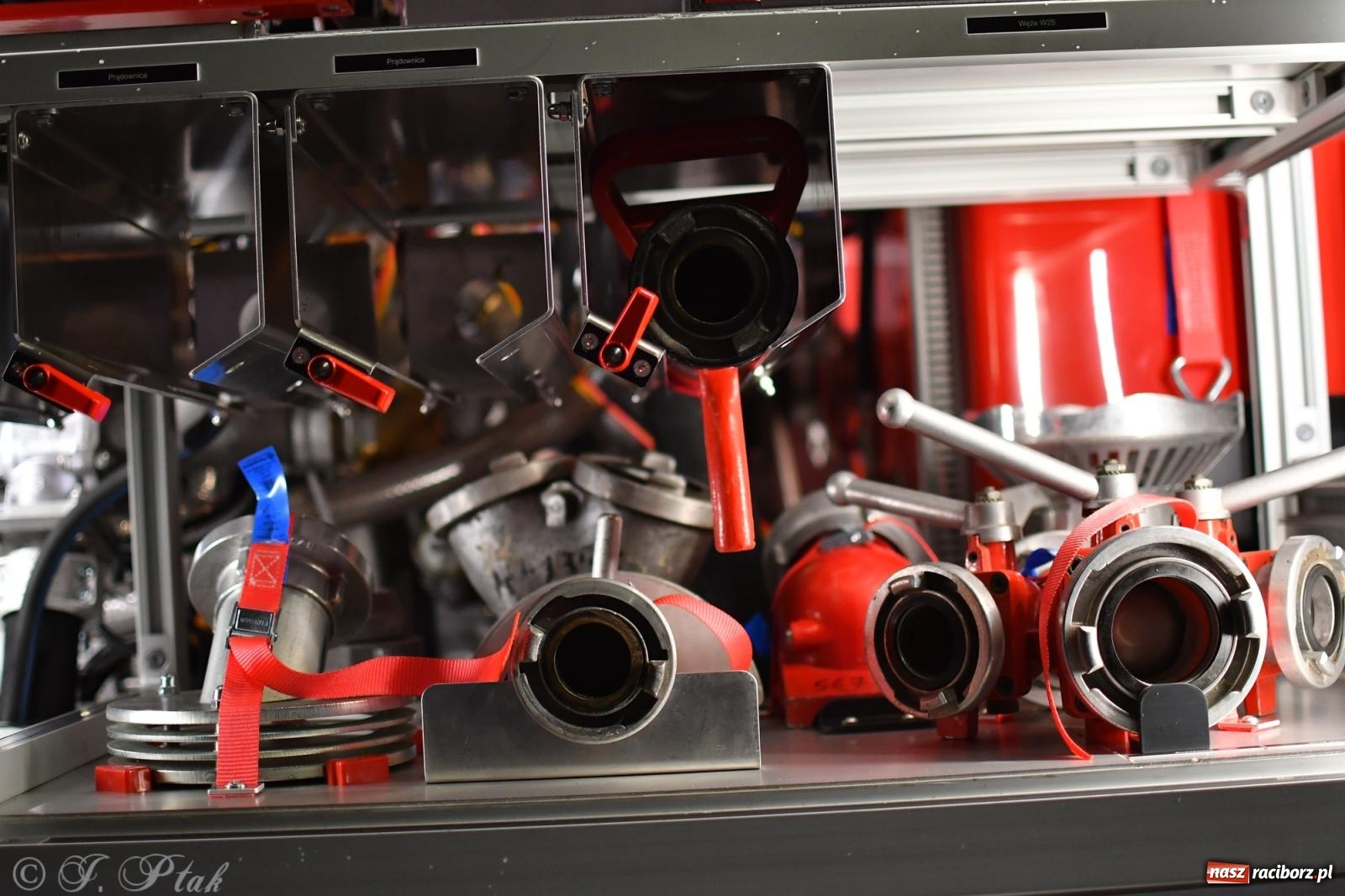 Zdjęcie w galerii na portalu naszraciborz.pl: Powitanie nowego średniego wozu bojowego OSP Maków wiadomości z regionu