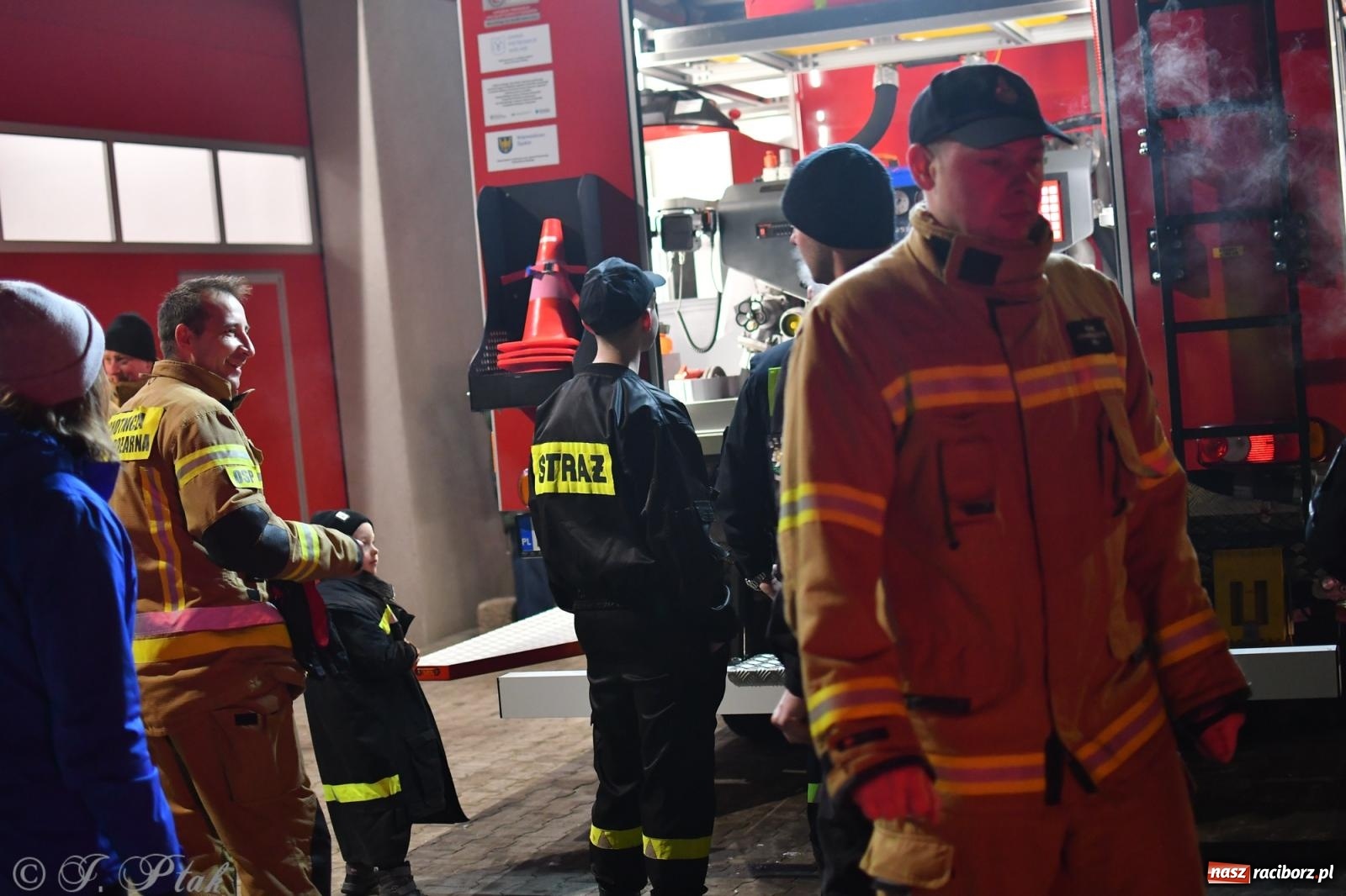 Zdjęcie w galerii na portalu naszraciborz.pl: Powitanie nowego średniego wozu bojowego OSP Maków wiadomości z regionu