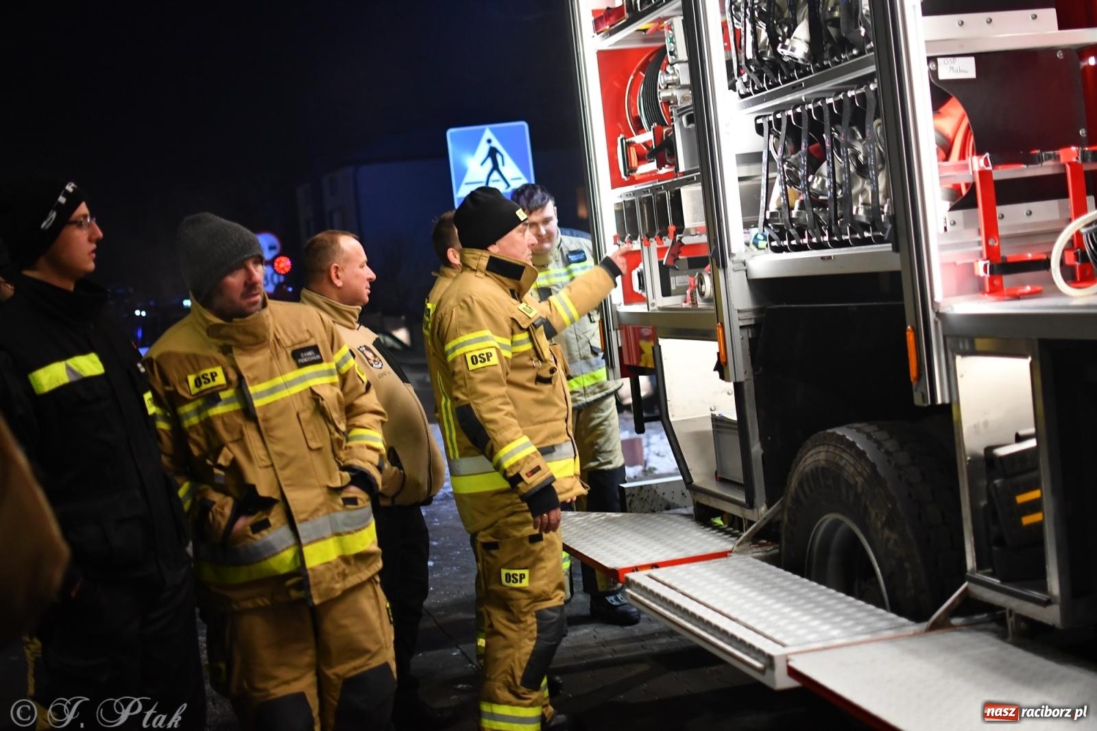 Zdjęcie w galerii na portalu naszraciborz.pl: Powitanie nowego średniego wozu bojowego OSP Maków wiadomości z regionu