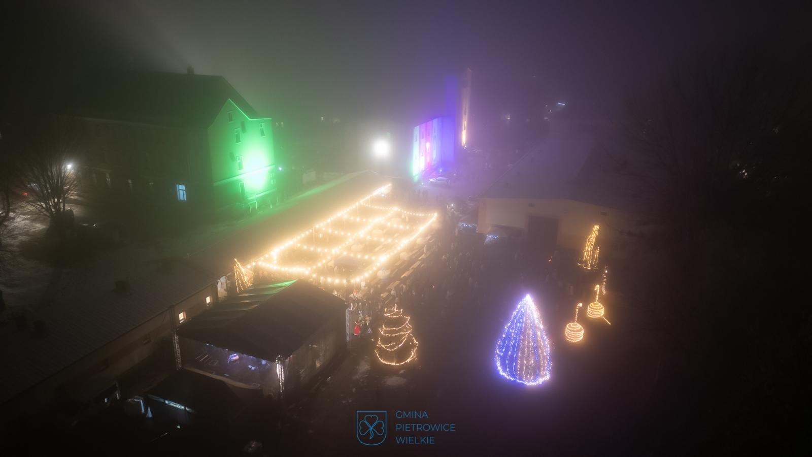 Zdjęcie w galerii na portalu naszraciborz.pl: Kiermasz Bożonarodzeniowy w Pietrowicach Wielkich - rozbłysła choinka a św. Mikołaj rozdawał słodkości [FOTO i WIDEO] wiadomości z regionu