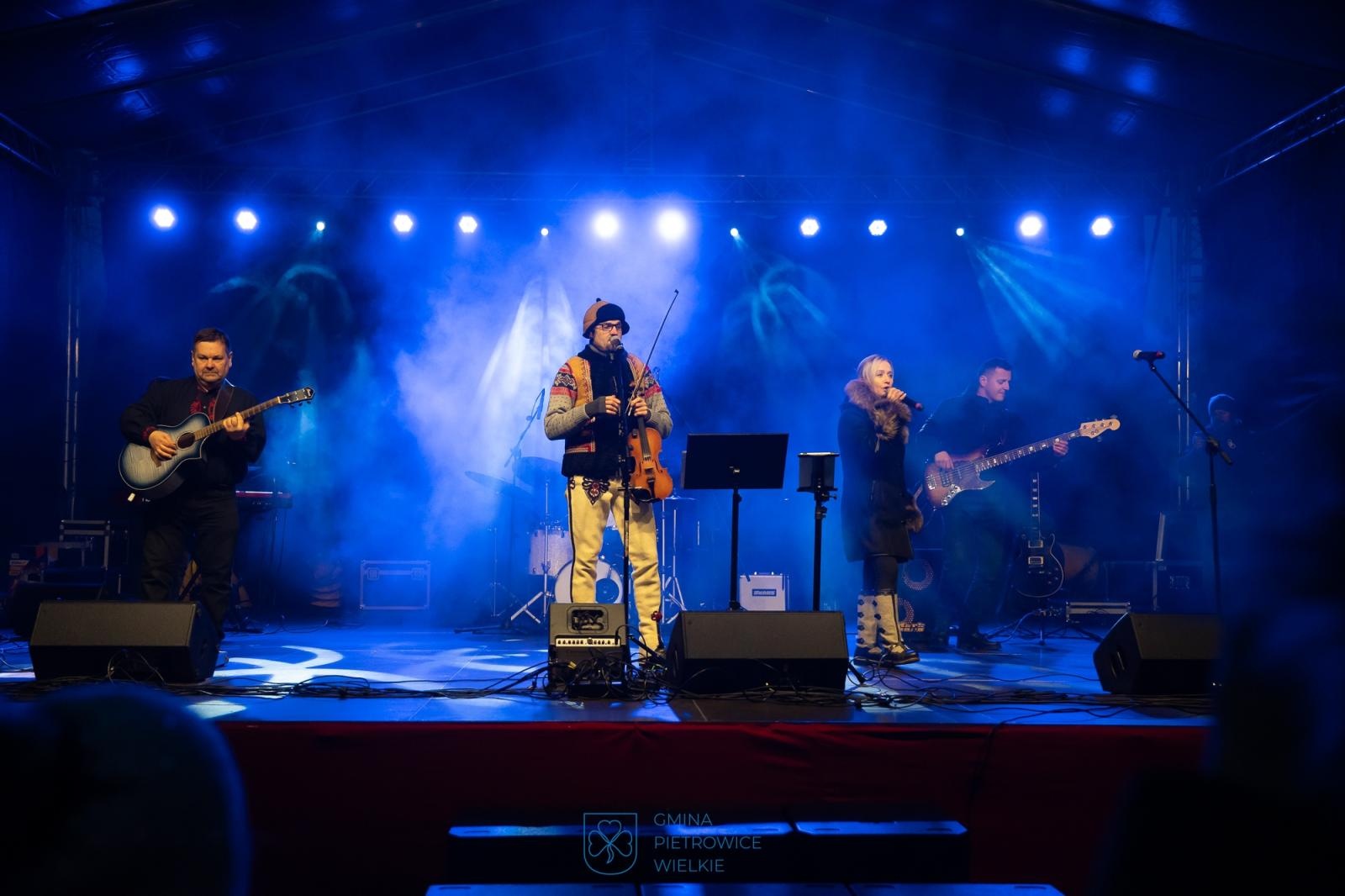 Zdjęcie w galerii na portalu naszraciborz.pl: Kiermasz Bożonarodzeniowy w Pietrowicach Wielkich - rozbłysła choinka a św. Mikołaj rozdawał słodkości [FOTO i WIDEO] wiadomości z regionu