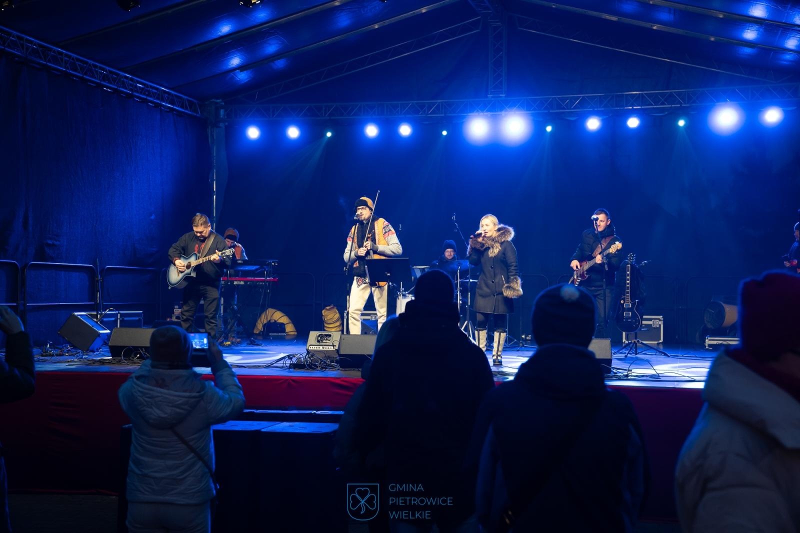 Zdjęcie w galerii na portalu naszraciborz.pl: Kiermasz Bożonarodzeniowy w Pietrowicach Wielkich - rozbłysła choinka a św. Mikołaj rozdawał słodkości [FOTO i WIDEO] wiadomości z regionu