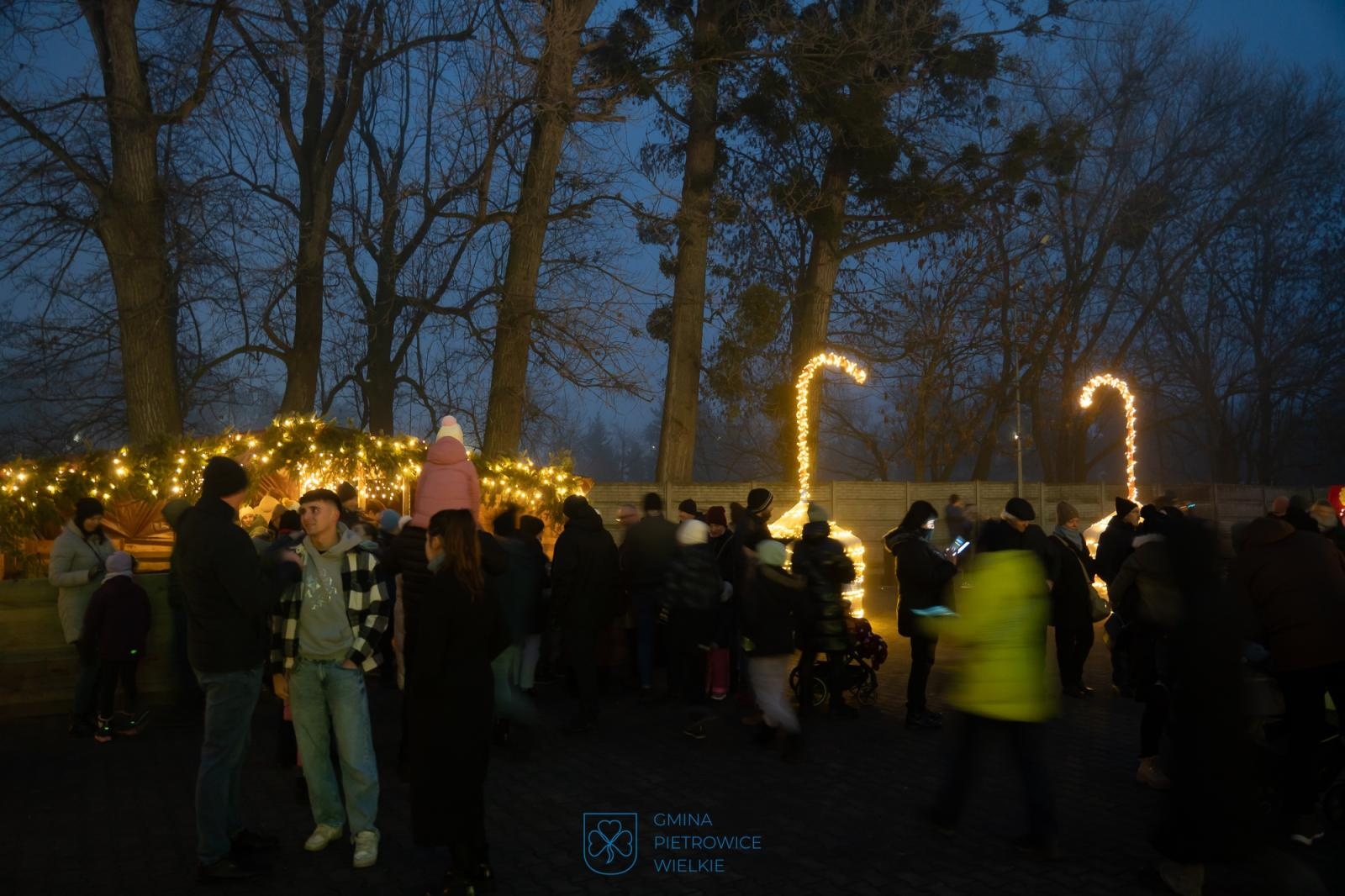 Zdjęcie w galerii na portalu naszraciborz.pl: Kiermasz Bożonarodzeniowy w Pietrowicach Wielkich - rozbłysła choinka a św. Mikołaj rozdawał słodkości [FOTO i WIDEO] wiadomości z regionu