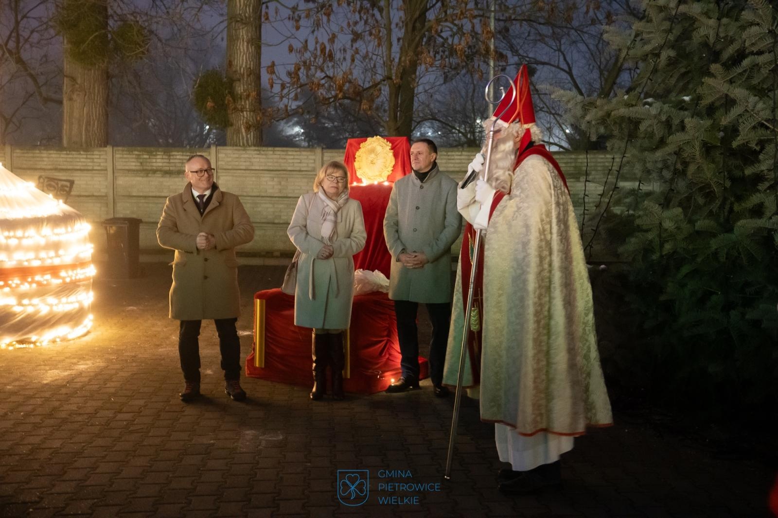 Zdjęcie w galerii na portalu naszraciborz.pl: Kiermasz Bożonarodzeniowy w Pietrowicach Wielkich - rozbłysła choinka a św. Mikołaj rozdawał słodkości [FOTO i WIDEO] wiadomości z regionu