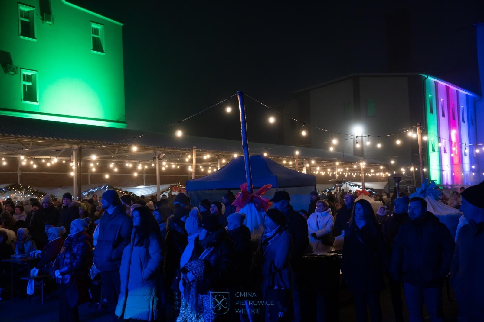 Zdjęcie w galerii na portalu naszraciborz.pl: Kiermasz Bożonarodzeniowy w Pietrowicach Wielkich - rozbłysła choinka a św. Mikołaj rozdawał słodkości [FOTO i WIDEO] wiadomości z regionu