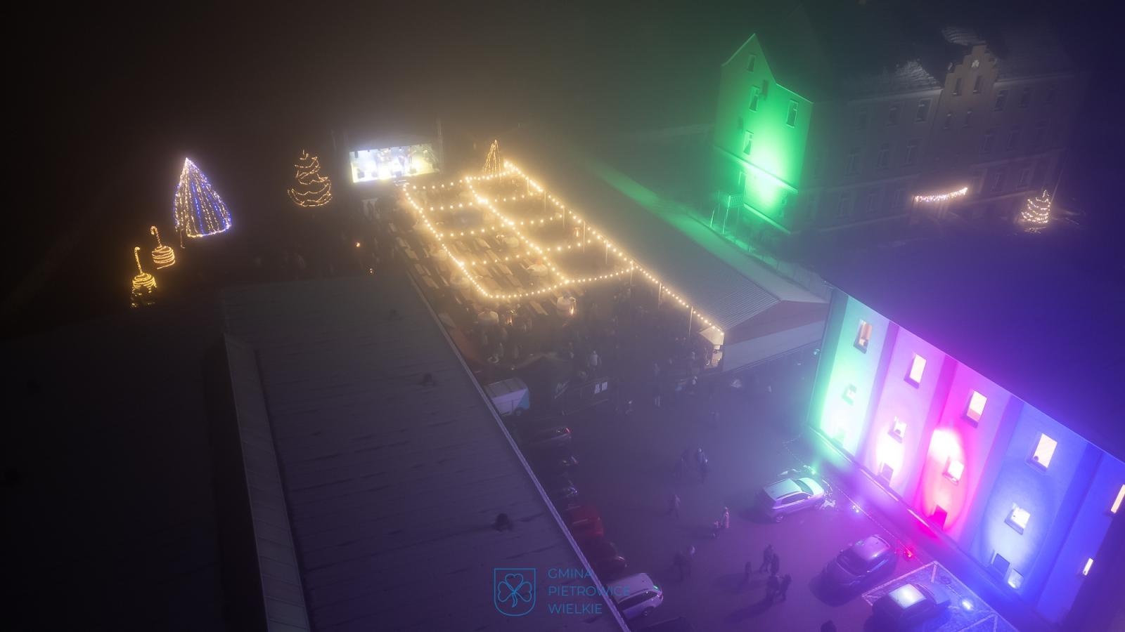 Zdjęcie w galerii na portalu naszraciborz.pl: Kiermasz Bożonarodzeniowy w Pietrowicach Wielkich - rozbłysła choinka a św. Mikołaj rozdawał słodkości [FOTO i WIDEO] wiadomości z regionu