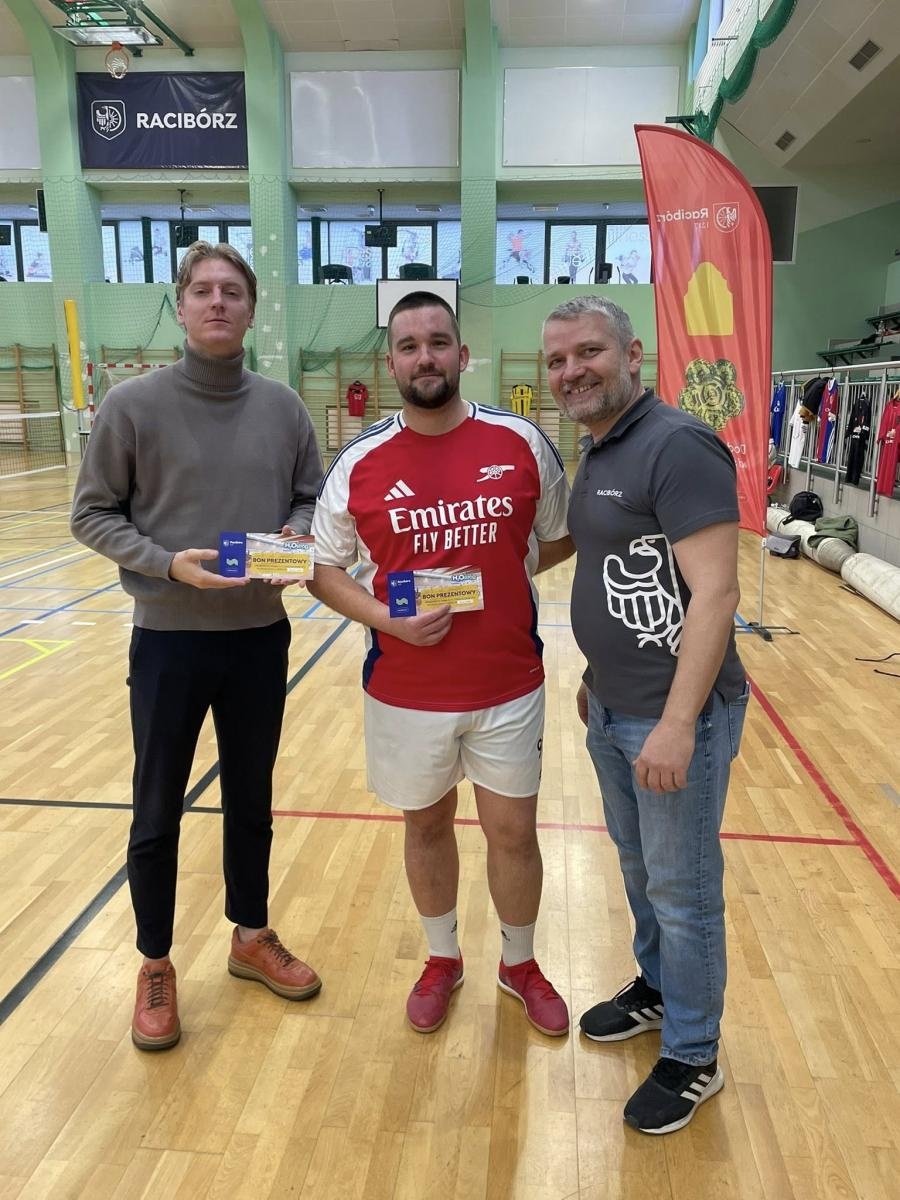 Zdjęcie w galerii na portalu naszraciborz.pl: Zacięta rywalizacja i sportowe emocje podczas V turnieju siatkonogi wiadomości z regionu