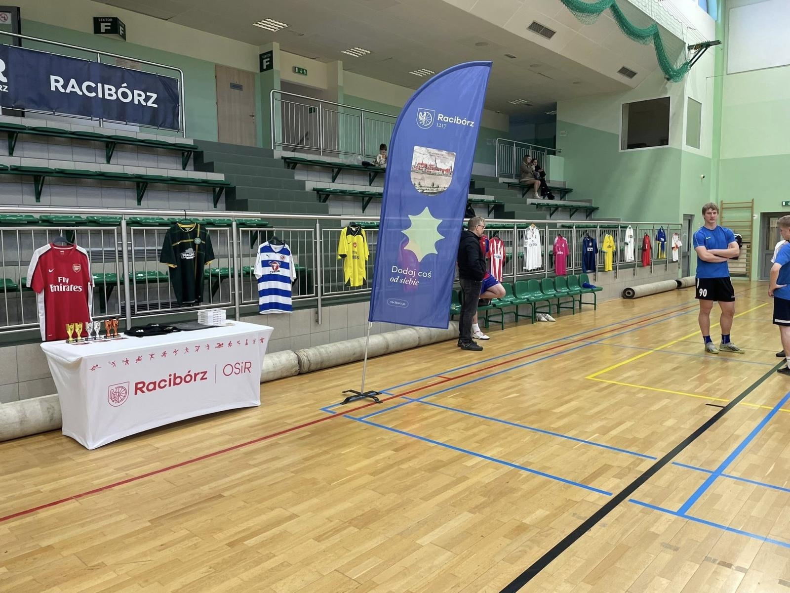 Zdjęcie w galerii na portalu naszraciborz.pl: Zacięta rywalizacja i sportowe emocje podczas V turnieju siatkonogi wiadomości z regionu