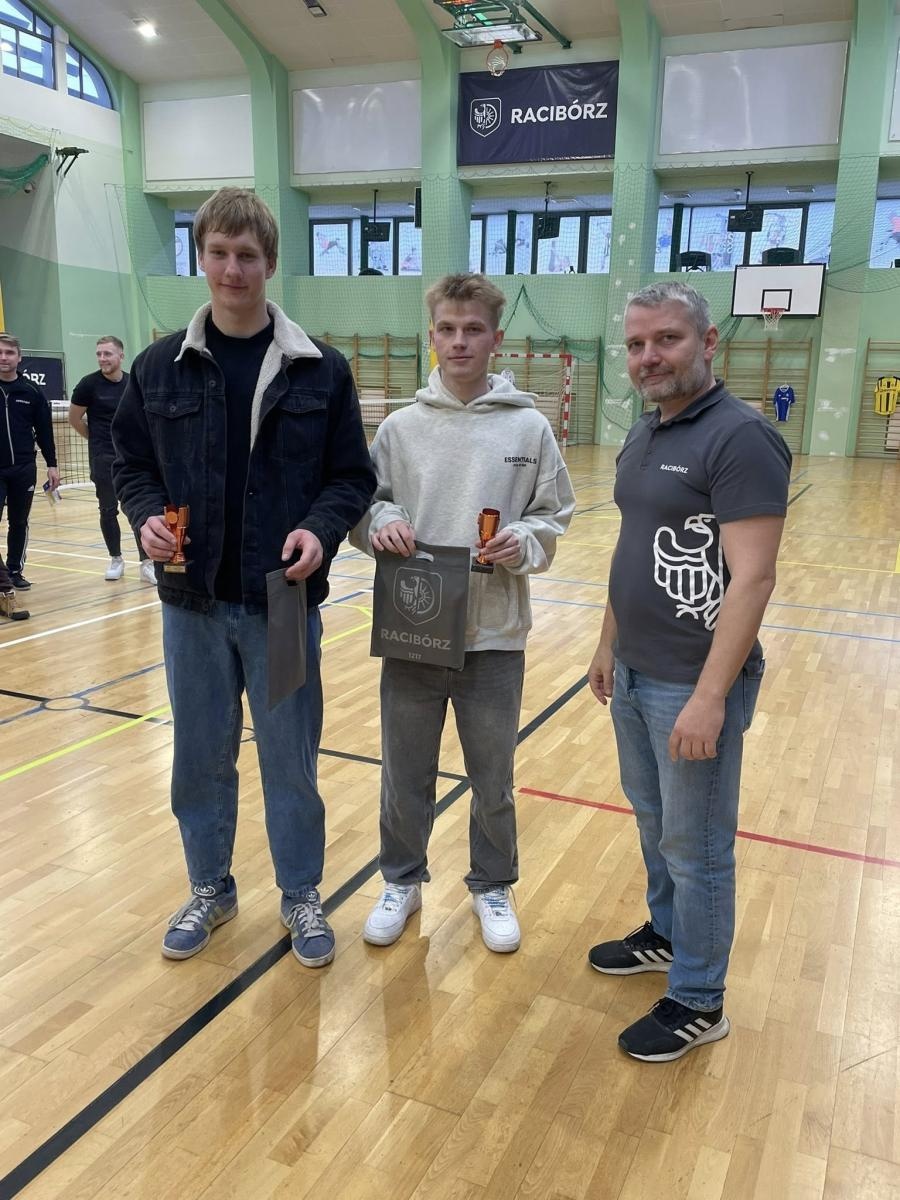 Zdjęcie w galerii na portalu naszraciborz.pl: Zacięta rywalizacja i sportowe emocje podczas V turnieju siatkonogi wiadomości z regionu