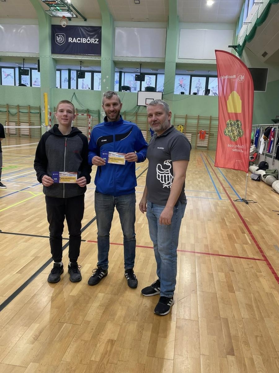Zdjęcie w galerii na portalu naszraciborz.pl: Zacięta rywalizacja i sportowe emocje podczas V turnieju siatkonogi wiadomości z regionu