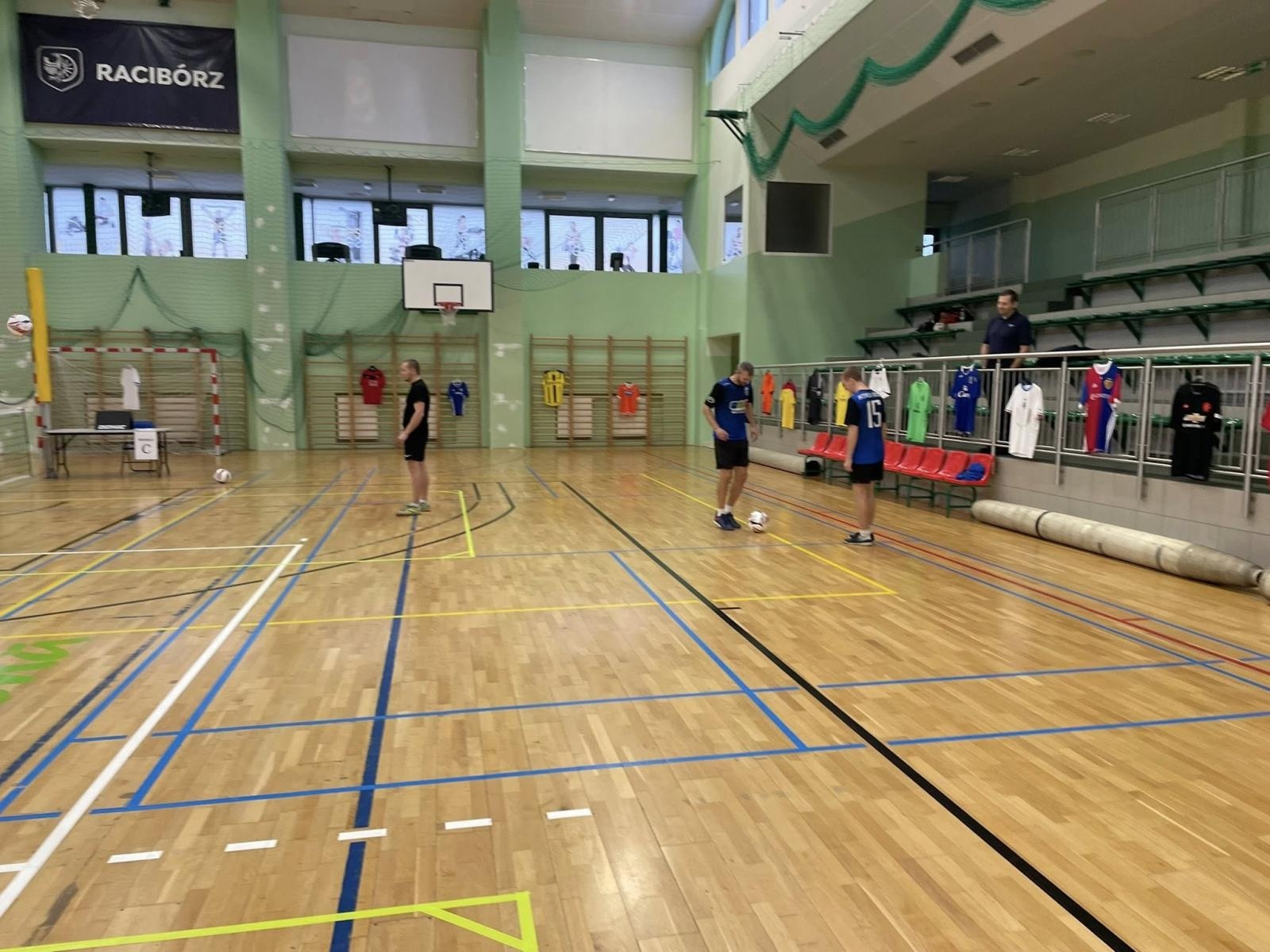 Zdjęcie w galerii na portalu naszraciborz.pl: Zacięta rywalizacja i sportowe emocje podczas V turnieju siatkonogi wiadomości z regionu